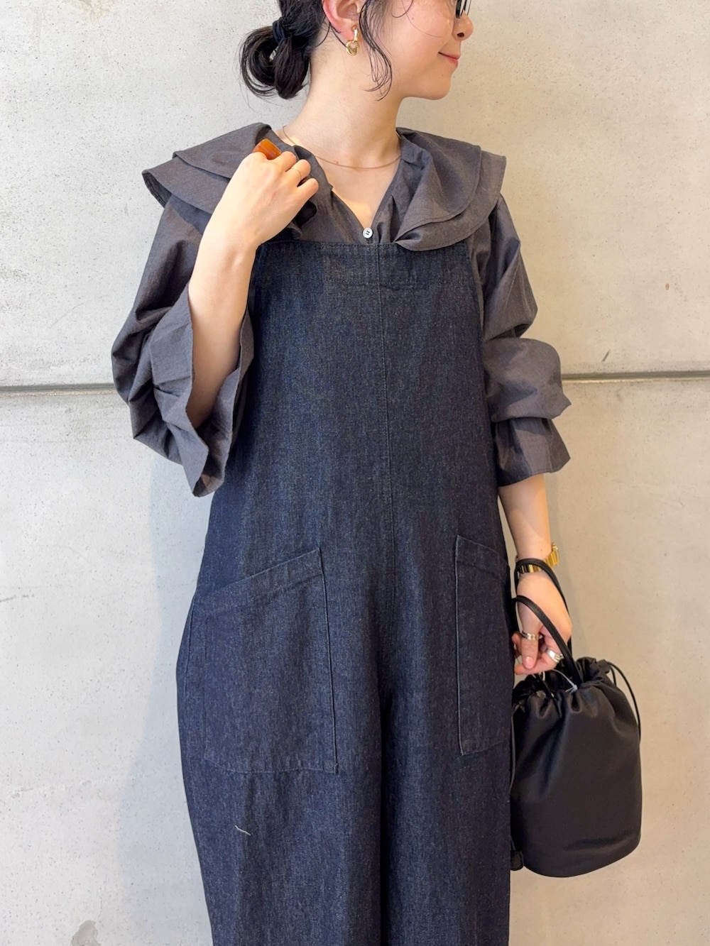 ブルー系のサロペット/オーバーオール、ブルー系のシャツ/ブラウス、ブラック系のバッグを着用したレディースの冬コーディネートの5枚目の写真