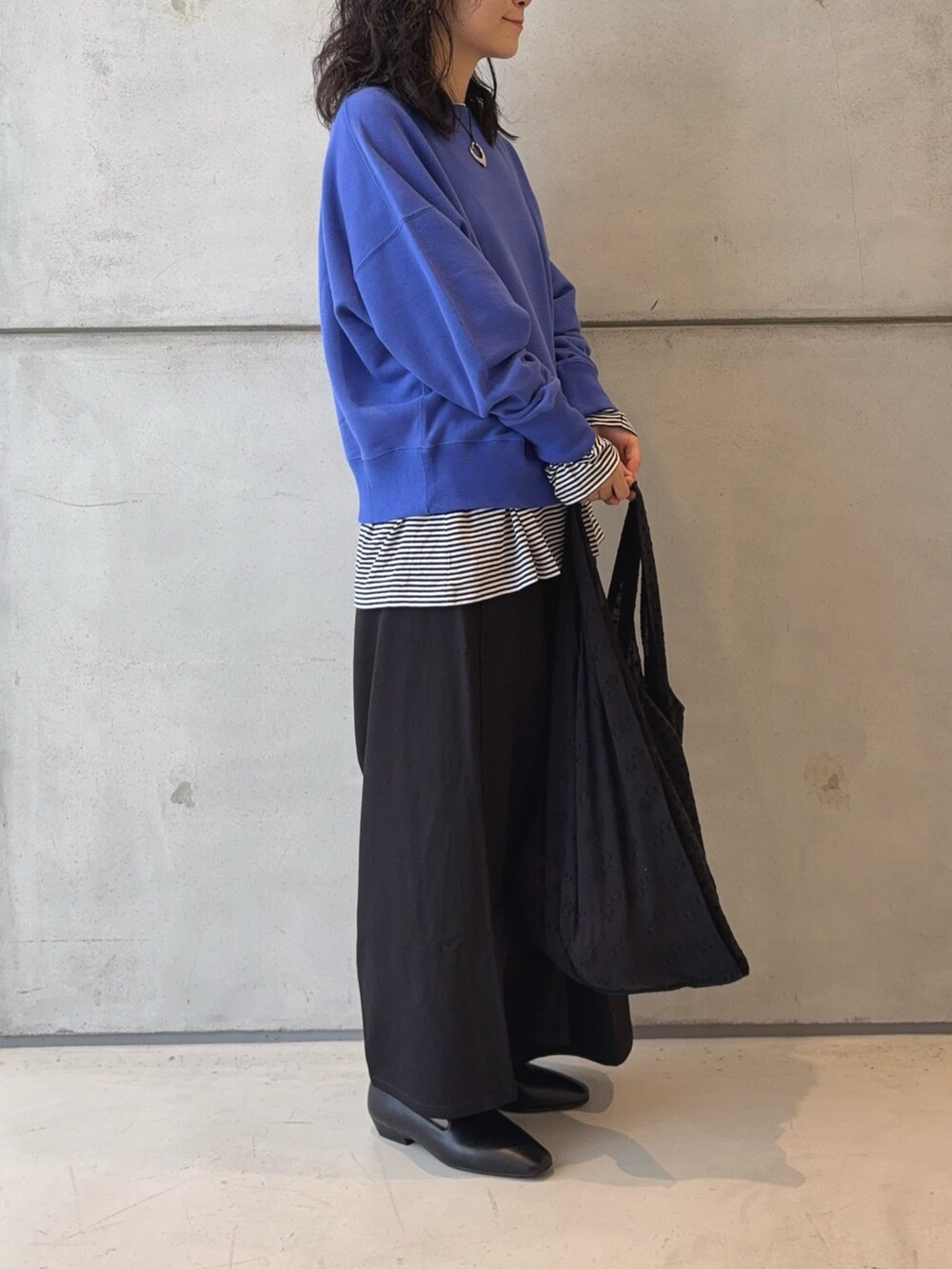 ブラック系のTシャツ/カットソー、ブルー系のTシャツ/カットソー、ブラック系のショルダーバッグを着用したレディースの秋コーディネートの3枚目の写真