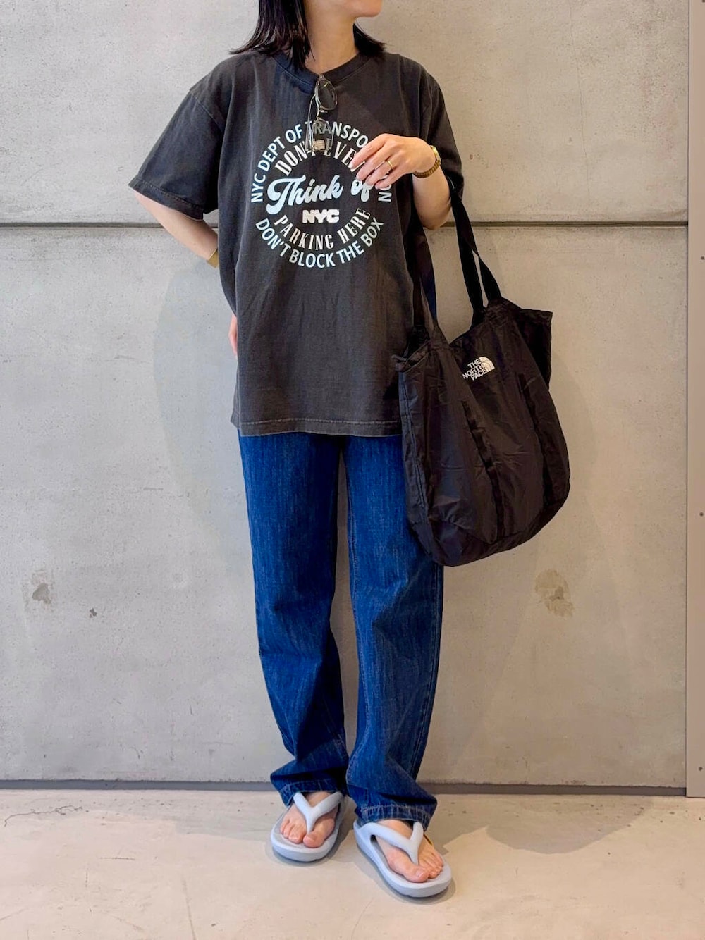 ブルー系のデニムパンツ、グレー系のTシャツ/カットソー、ブラウン系のベルトを着用したレディースの春コーディネートの4枚目の写真