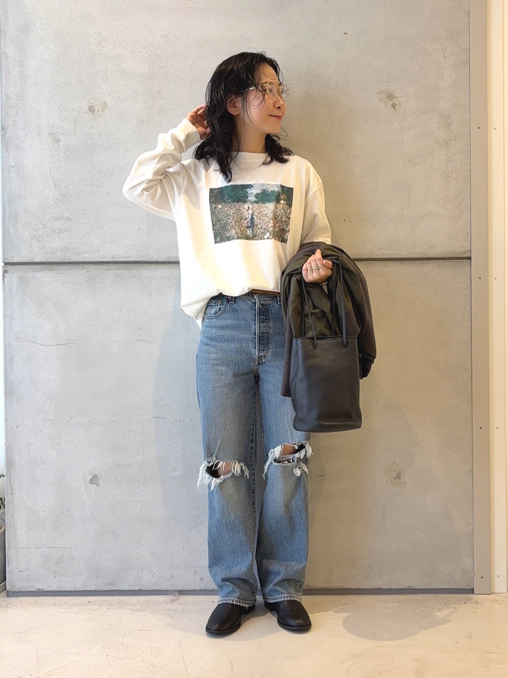 グレー系のその他アウター、ホワイト系のTシャツ/カットソー、ブラック系のショルダーバッグを着用したレディースの秋コーディネートの7枚目の写真