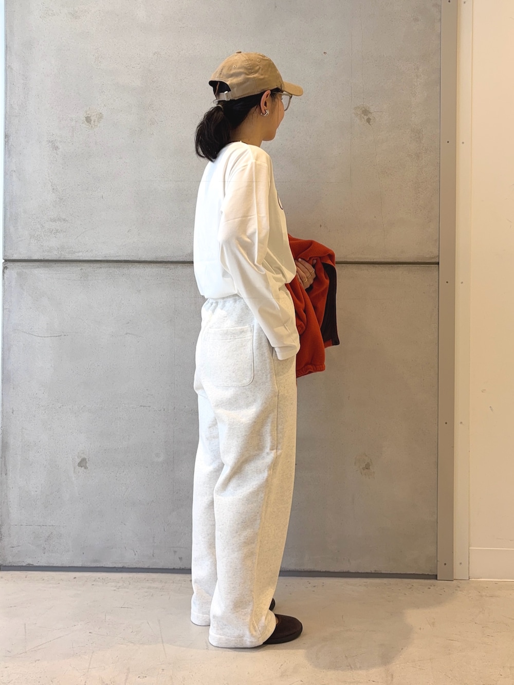 ホワイト系のTシャツ/カットソー、ブラウン系のその他アウター、ベージュ系のその他パンツを着用したレディースの秋コーディネートの7枚目の写真