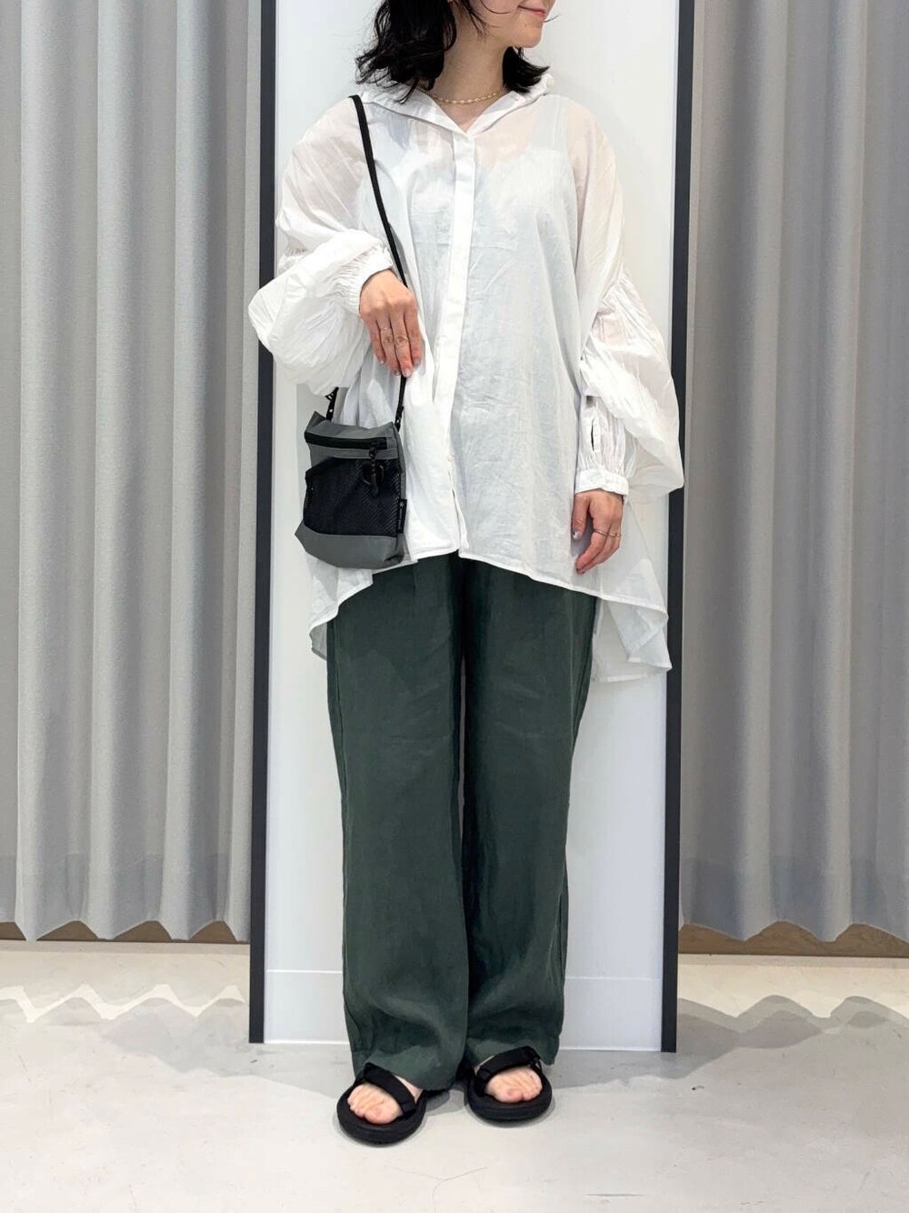グリーン系のその他パンツ、ホワイト系のシャツ/ブラウス、ブラック系のサンダルを着用したレディースの春コーディネートの3枚目の写真