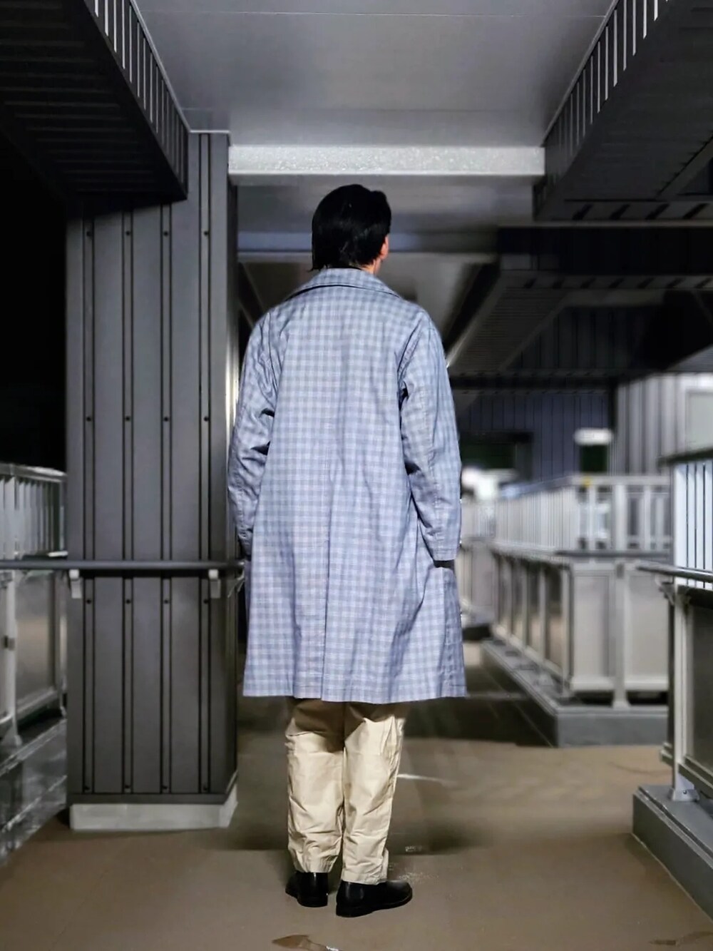 ブルー系のチェスターコート、ブラック系のシャツ/ブラウス、ベージュ系のチノパンツを着用したメンズの春コーディネートの3枚目の写真