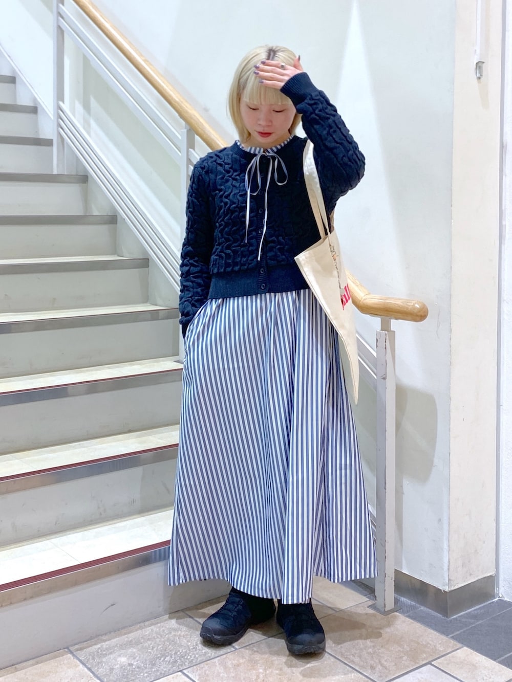 「オトナカジュアル、春服コーデ、オトナ女子、ファッションを楽しもう、スニーカーコーデ、春服、春ファッション、ワンピース、MILKFED.」｜「MILKFED.のJACQUARD KNIT CARDIGAN（カーディガン/ボレロ、ブラック系）」を使った、ちさん（レディース・152cm）の冬コーディネートの2枚目の写真