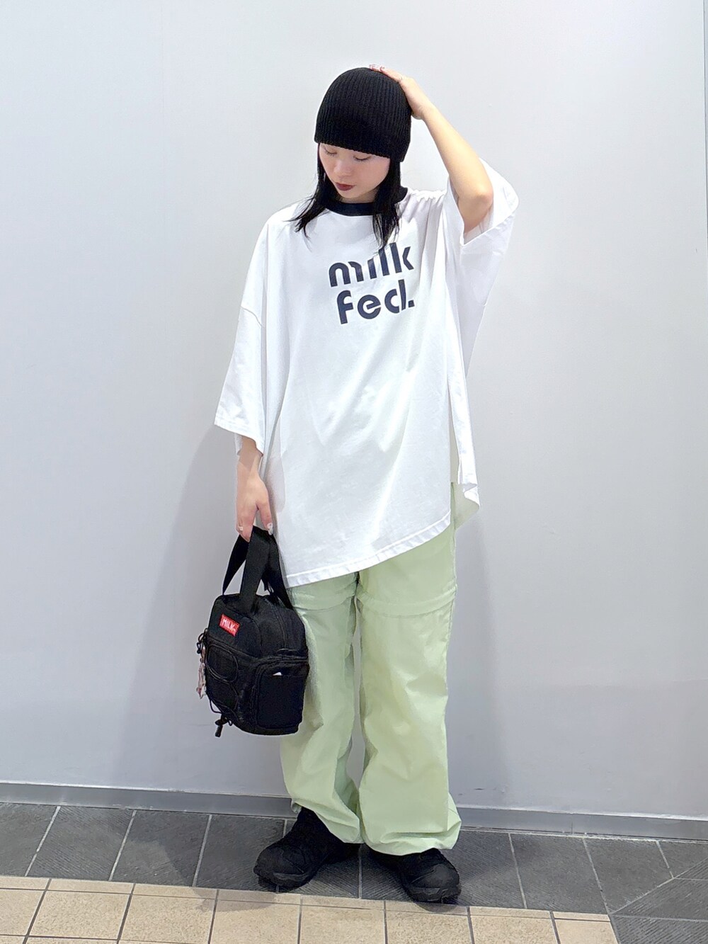 ホワイト系のTシャツ/カットソー、グリーン系のその他パンツ、レッド系のショルダーバッグを着用したレディースの春コーディネートの2枚目の写真