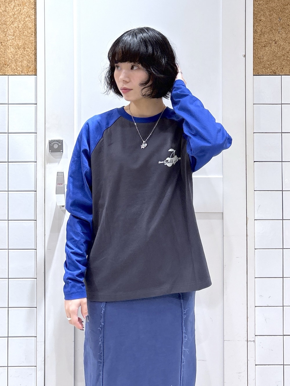 ホワイト系のその他アウター、グレー系のTシャツ/カットソー、ブルー系のスカートを着用したレディースの秋コーディネートの9枚目の写真