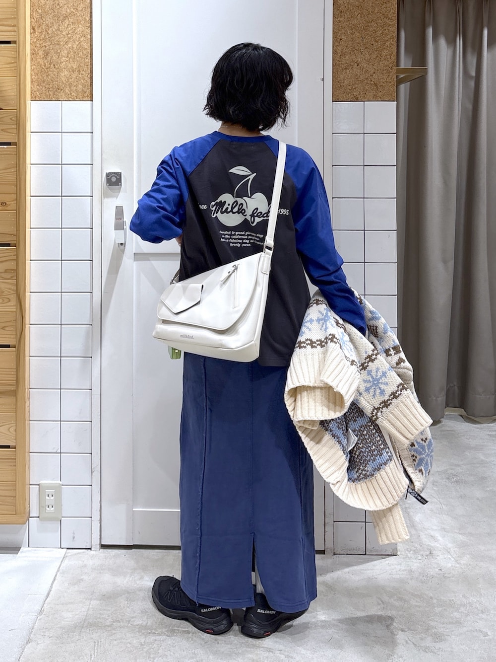 ホワイト系のその他アウター、グレー系のTシャツ/カットソー、ブルー系のスカートを着用したレディースの秋コーディネートの8枚目の写真