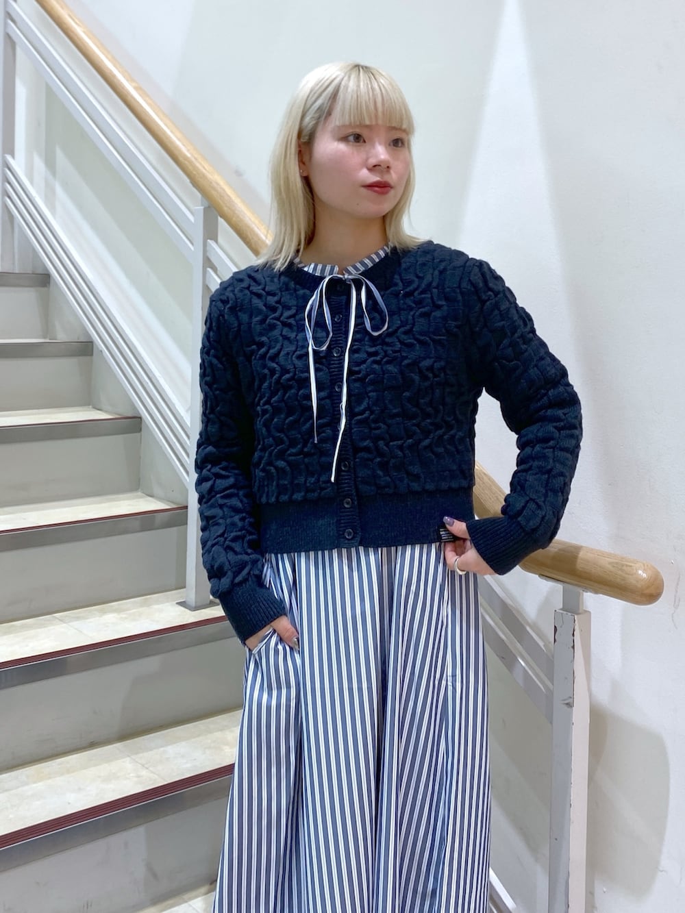 「オトナカジュアル、春服コーデ、オトナ女子、ファッションを楽しもう、スニーカーコーデ、春服、春ファッション、ワンピース、MILKFED.」｜「MILKFED.のJACQUARD KNIT CARDIGAN（カーディガン/ボレロ、ブラック系）」を使った、ちさん（レディース・152cm）の冬コーディネートの9枚目の写真