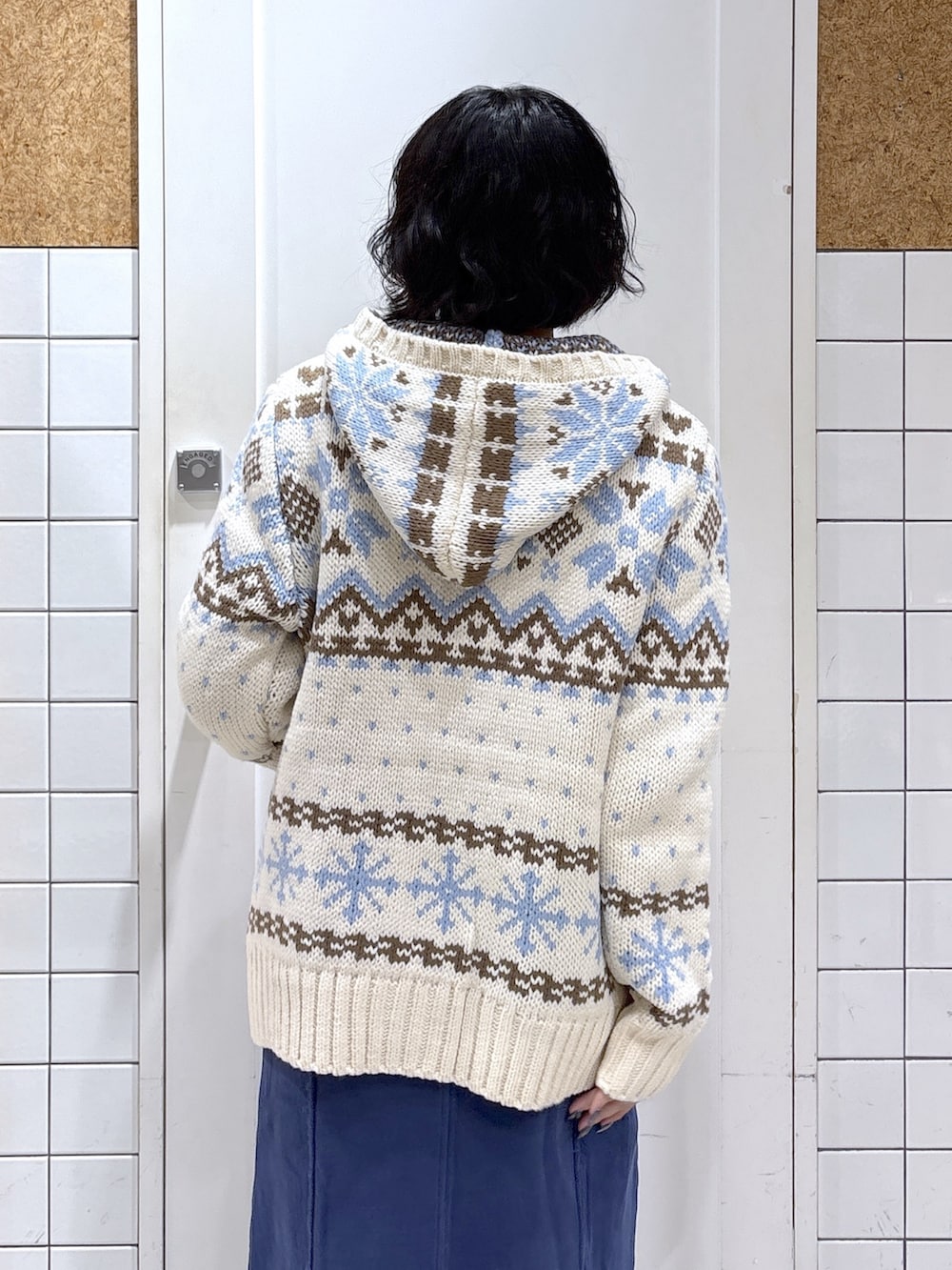 ホワイト系のその他アウター、グレー系のTシャツ/カットソー、ブルー系のスカートを着用したレディースの秋コーディネートの6枚目の写真