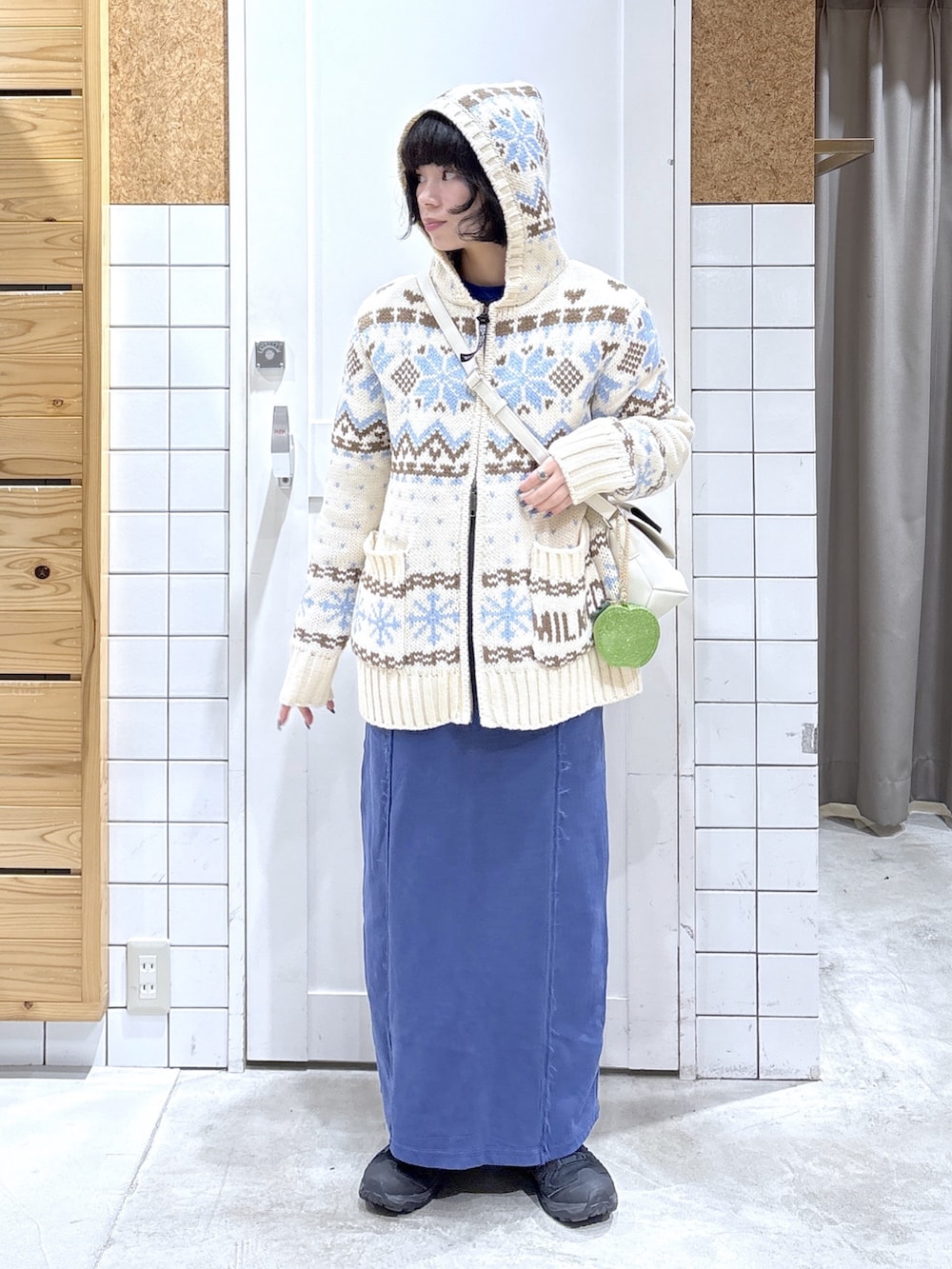 ホワイト系のその他アウター、グレー系のTシャツ/カットソー、ブルー系のスカートを着用したレディースの秋コーディネートの2枚目の写真