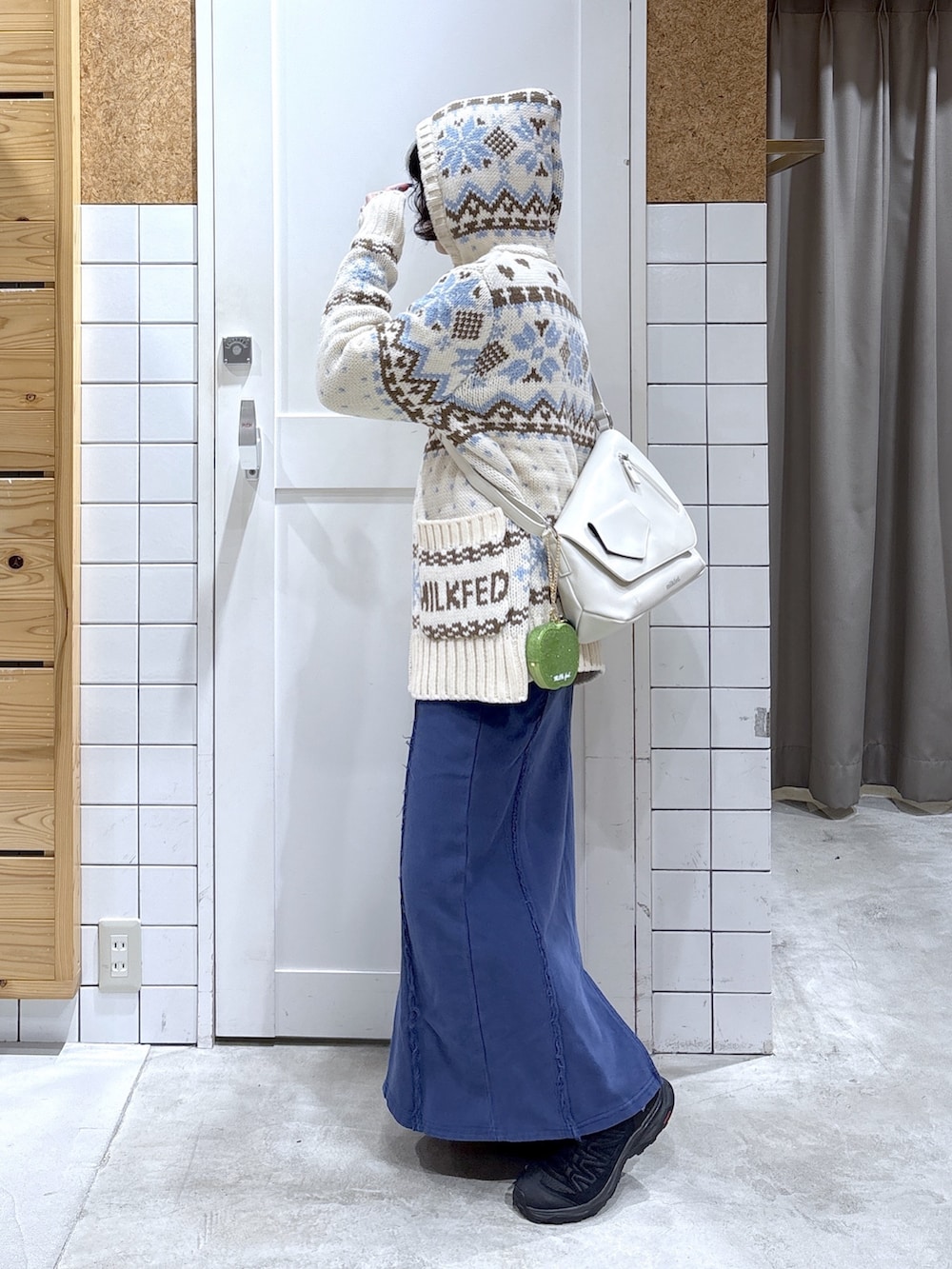 ホワイト系のその他アウター、グレー系のTシャツ/カットソー、ブルー系のスカートを着用したレディースの秋コーディネートの3枚目の写真