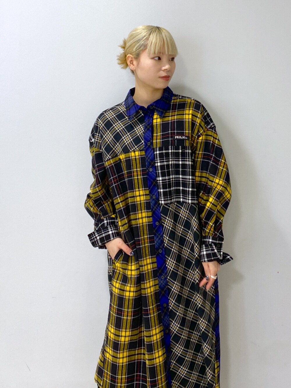 「お出かけコーデ、シンプルコーデ、休日スタイル、今日のコーデ、低身長コーデ、ootd、ゆったりコーデ、ワンピース、チェック、MILKFED.」｜「MILKFED.のPLAID PATCHWORK SHIRT DRESS（シャツワンピース、ブラック系）」を使った、ちさん（レディース・152cm）の冬コーディネートの8枚目の写真