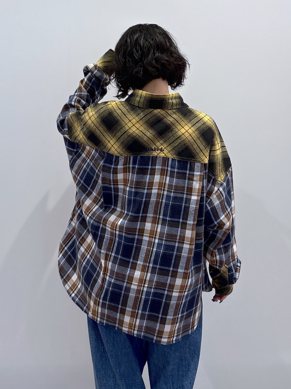 イエロー系のシャツ/ブラウス、ブルー系のデニムパンツ、その他のトートバッグを着用したレディースの冬コーディネートの7枚目の写真