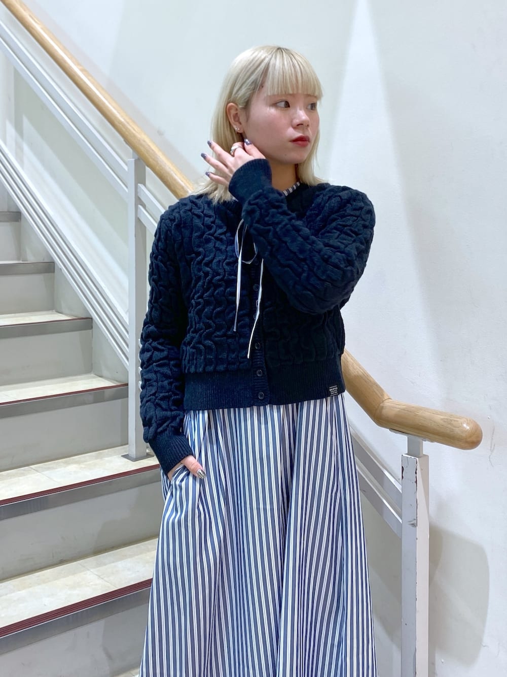 「オトナカジュアル、春服コーデ、オトナ女子、ファッションを楽しもう、スニーカーコーデ、春服、春ファッション、ワンピース、MILKFED.」｜「MILKFED.のJACQUARD KNIT CARDIGAN（カーディガン/ボレロ、ブラック系）」を使った、ちさん（レディース・152cm）の冬コーディネートの8枚目の写真