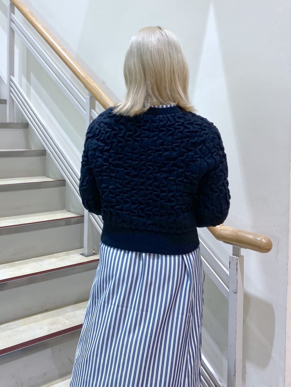 「オトナカジュアル、春服コーデ、オトナ女子、ファッションを楽しもう、スニーカーコーデ、春服、春ファッション、ワンピース、MILKFED.」｜「MILKFED.のJACQUARD KNIT CARDIGAN（カーディガン/ボレロ、ブラック系）」を使った、ちさん（レディース・152cm）の冬コーディネートの10枚目の写真