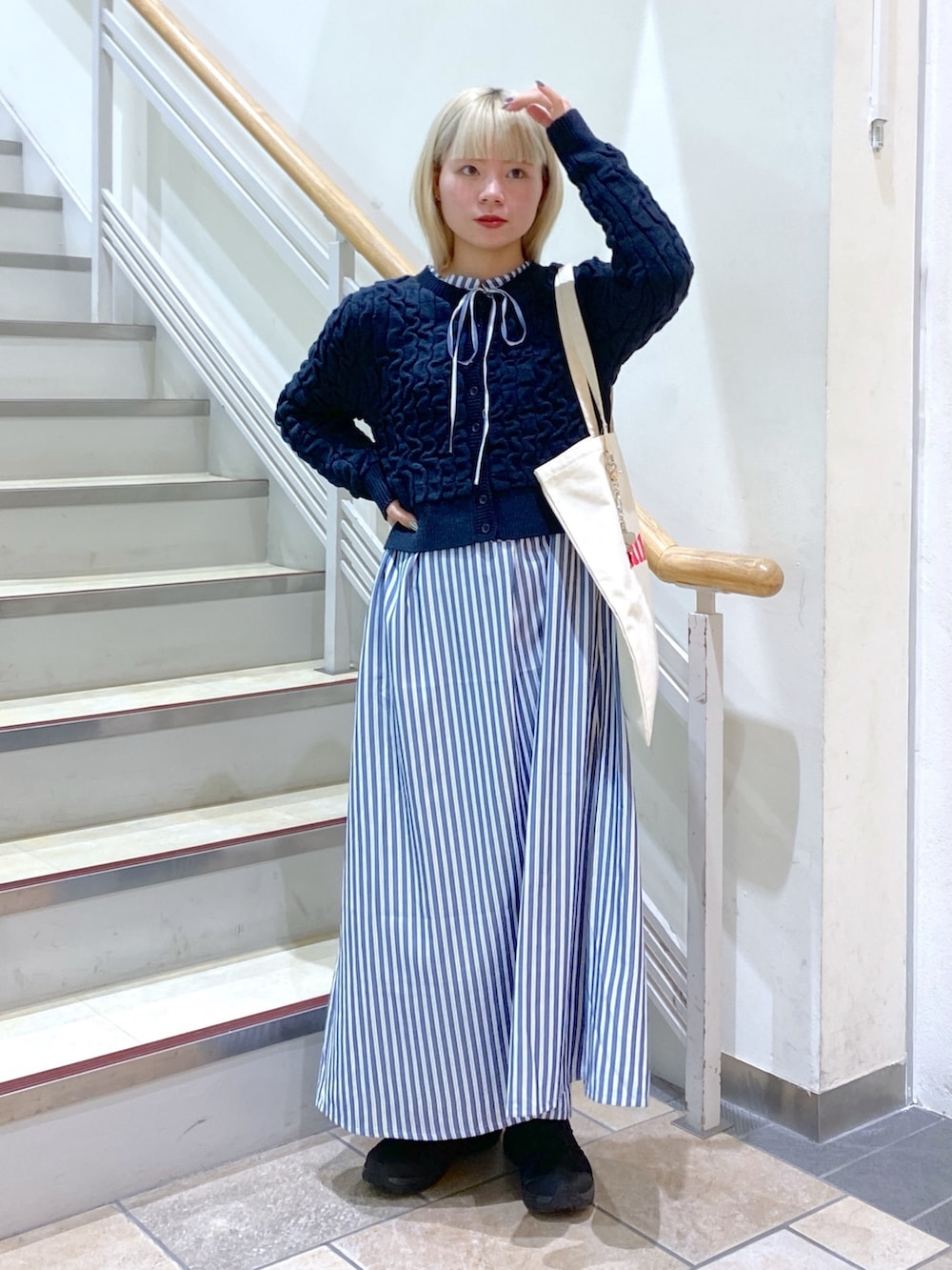 「オトナカジュアル、春服コーデ、オトナ女子、ファッションを楽しもう、スニーカーコーデ、春服、春ファッション、ワンピース、MILKFED.」｜「MILKFED.のJACQUARD KNIT CARDIGAN（カーディガン/ボレロ、ブラック系）」を使った、ちさん（レディース・152cm）の冬コーディネートの3枚目の写真