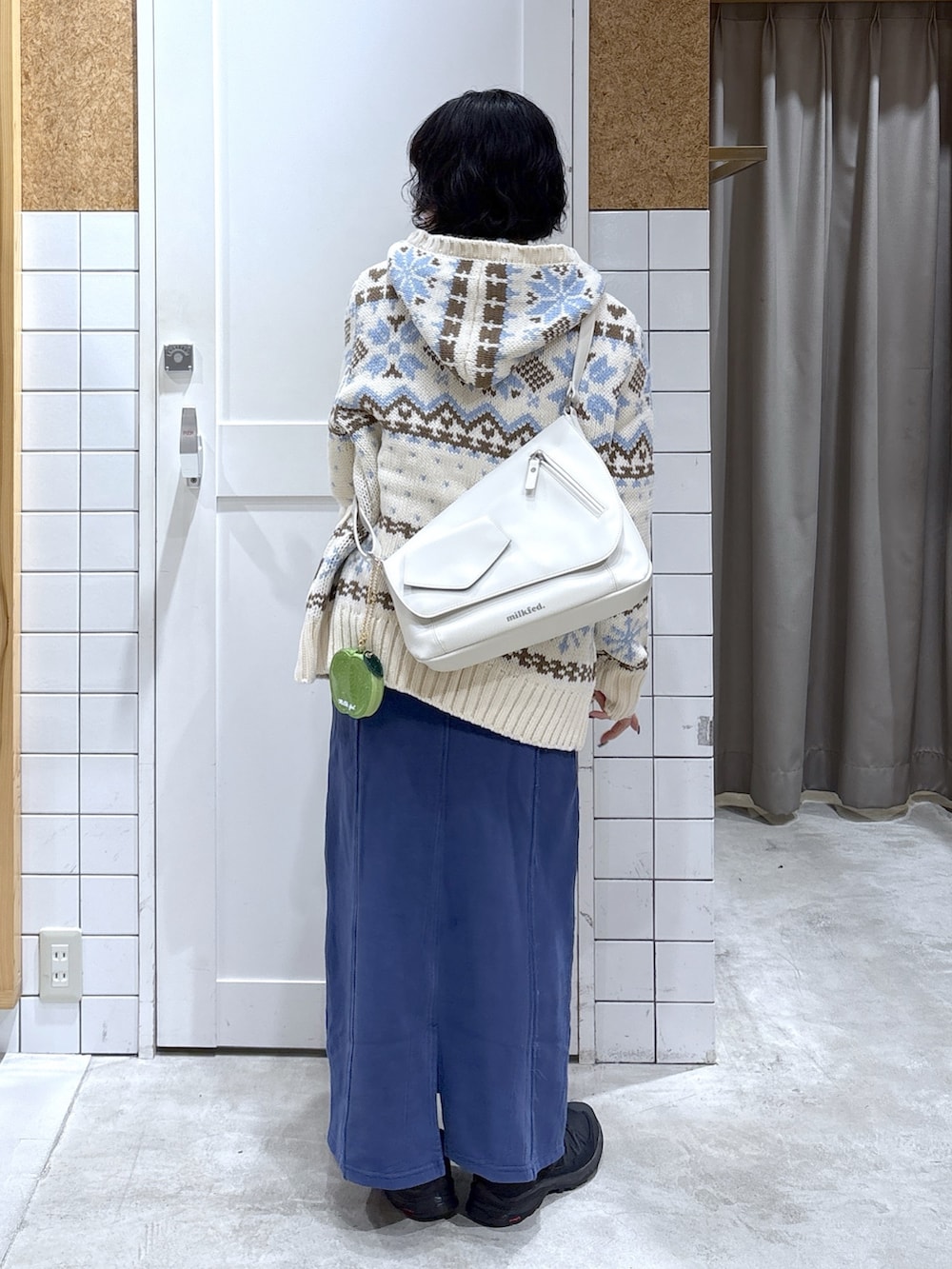 ホワイト系のその他アウター、グレー系のTシャツ/カットソー、ブルー系のスカートを着用したレディースの秋コーディネートの4枚目の写真