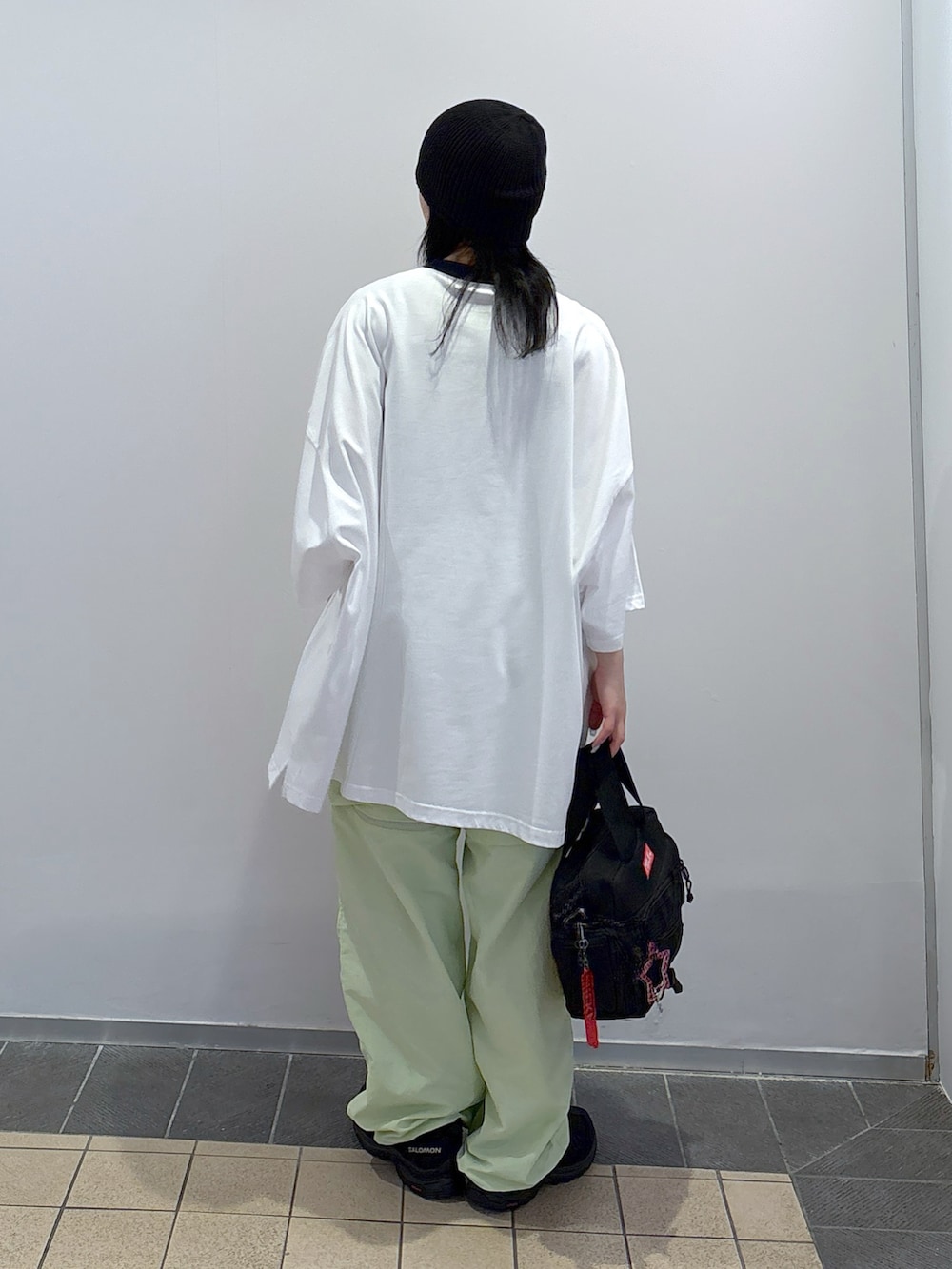 ホワイト系のTシャツ/カットソー、グリーン系のその他パンツ、レッド系のショルダーバッグを着用したレディースの春コーディネートの3枚目の写真