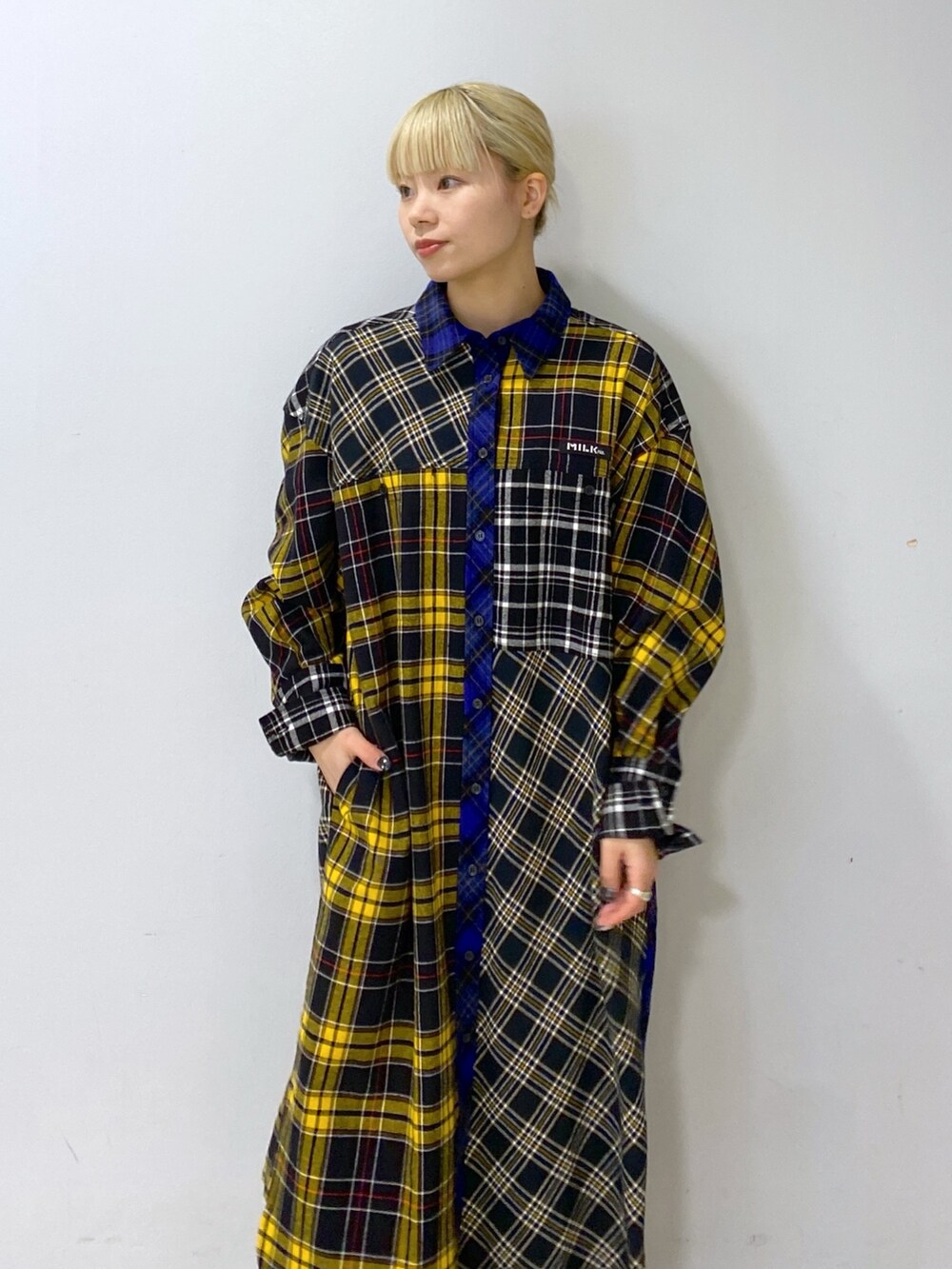 「お出かけコーデ、シンプルコーデ、休日スタイル、今日のコーデ、低身長コーデ、ootd、ゆったりコーデ、ワンピース、チェック、MILKFED.」｜「MILKFED.のPLAID PATCHWORK SHIRT DRESS（シャツワンピース、ブラック系）」を使った、ちさん（レディース・152cm）の冬コーディネートの7枚目の写真