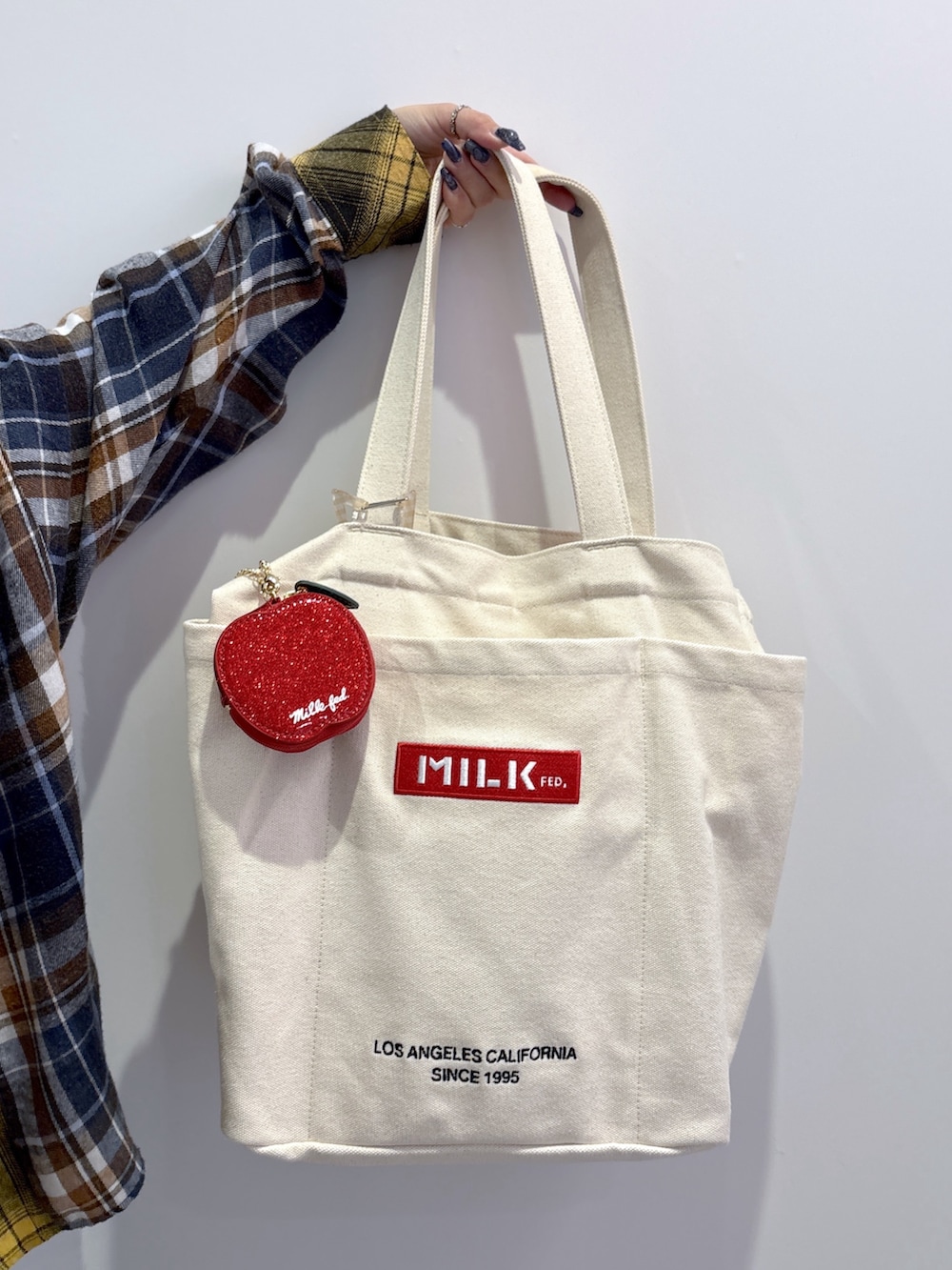 イエロー系のシャツ/ブラウス、ブルー系のデニムパンツ、その他のトートバッグを着用したレディースの冬コーディネートの5枚目の写真