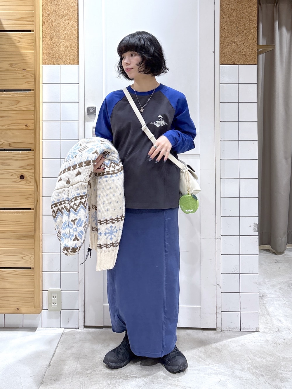 ホワイト系のその他アウター、グレー系のTシャツ/カットソー、ブルー系のスカートを着用したレディースの秋コーディネートの7枚目の写真