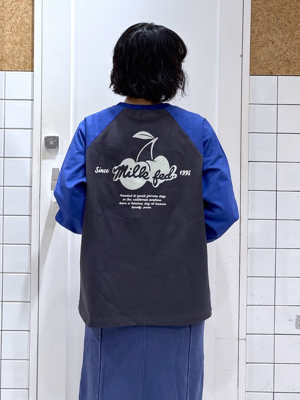 ホワイト系のその他アウター、グレー系のTシャツ/カットソー、ブルー系のスカートを着用したレディースの秋コーディネートの10枚目の写真