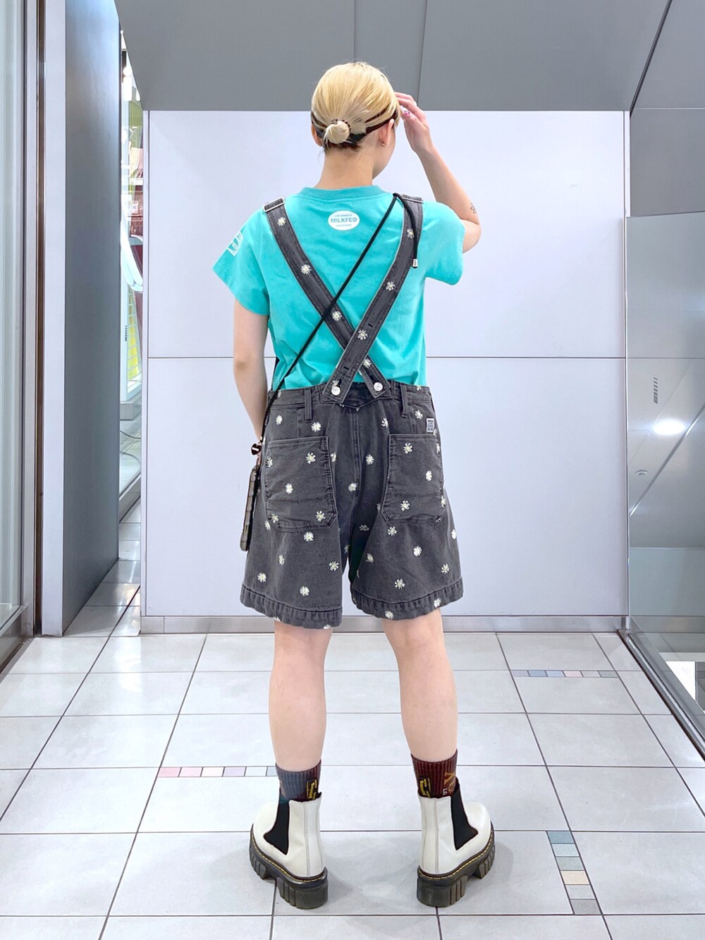 グリーン系のTシャツ/カットソー、ブラック系のサロペット/オーバーオール、ブラック系のスマホグッズを着用したレディースの夏コーディネートの4枚目の写真