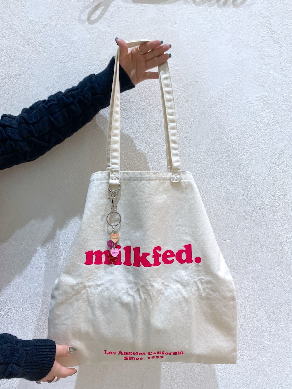 「オトナカジュアル、春服コーデ、オトナ女子、ファッションを楽しもう、スニーカーコーデ、春服、春ファッション、ワンピース、MILKFED.」｜「MILKFED.のJACQUARD KNIT CARDIGAN（カーディガン/ボレロ、ブラック系）」を使った、ちさん（レディース・152cm）の冬コーディネートの6枚目の写真