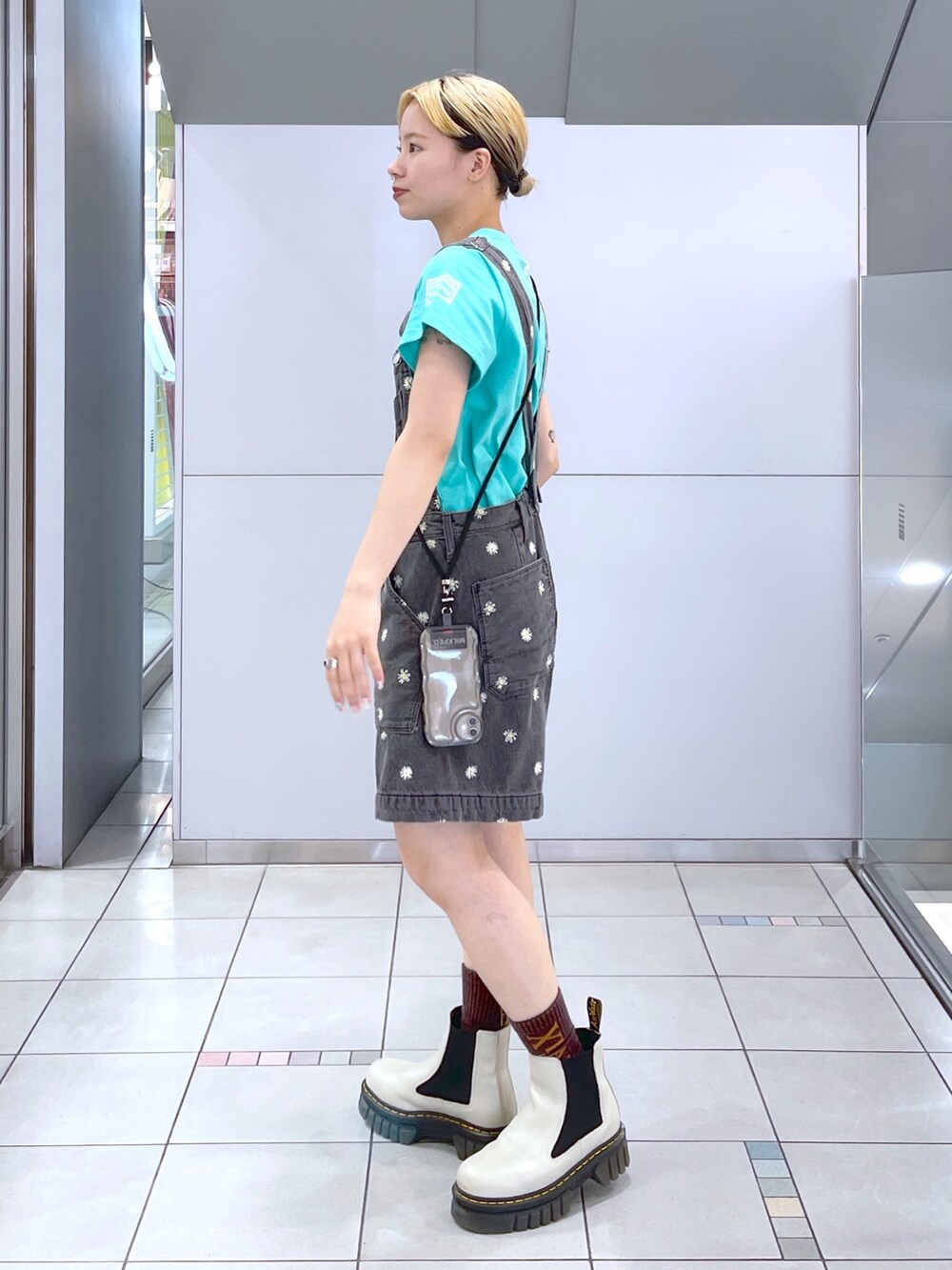 グリーン系のTシャツ/カットソー、ブラック系のサロペット/オーバーオール、ブラック系のスマホグッズを着用したレディースの夏コーディネートの3枚目の写真