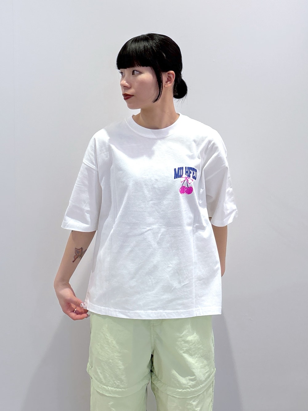 「MILKFED.のMELTY HEART FOAM PRINT WIDE S/S TEE（Tシャツ/カットソー、ホワイト系）」を使った、ちさん（レディース・152cm）の春コーディネートの4枚目の写真