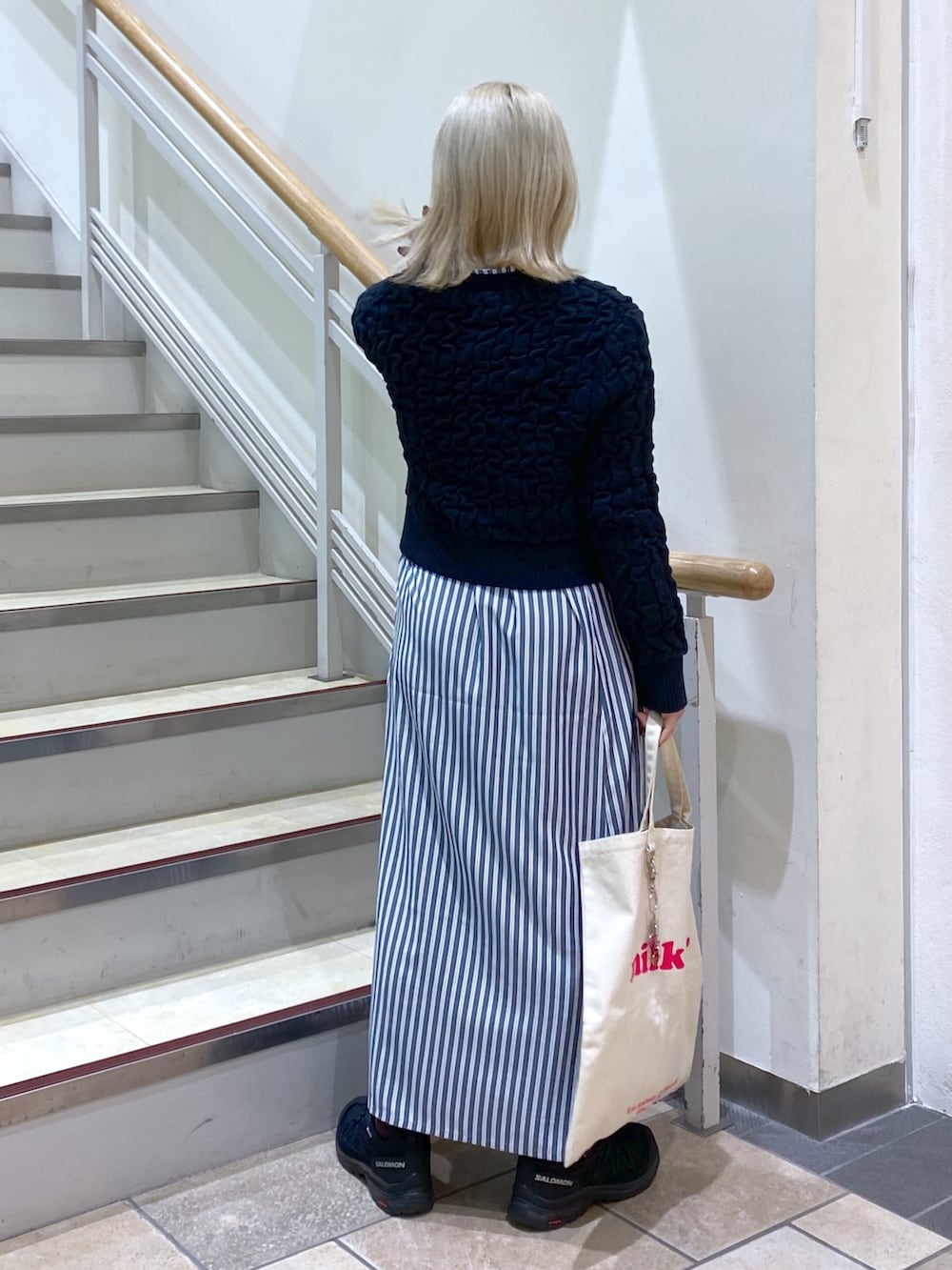 「オトナカジュアル、春服コーデ、オトナ女子、ファッションを楽しもう、スニーカーコーデ、春服、春ファッション、ワンピース、MILKFED.」｜「MILKFED.のJACQUARD KNIT CARDIGAN（カーディガン/ボレロ、ブラック系）」を使った、ちさん（レディース・152cm）の冬コーディネートの5枚目の写真