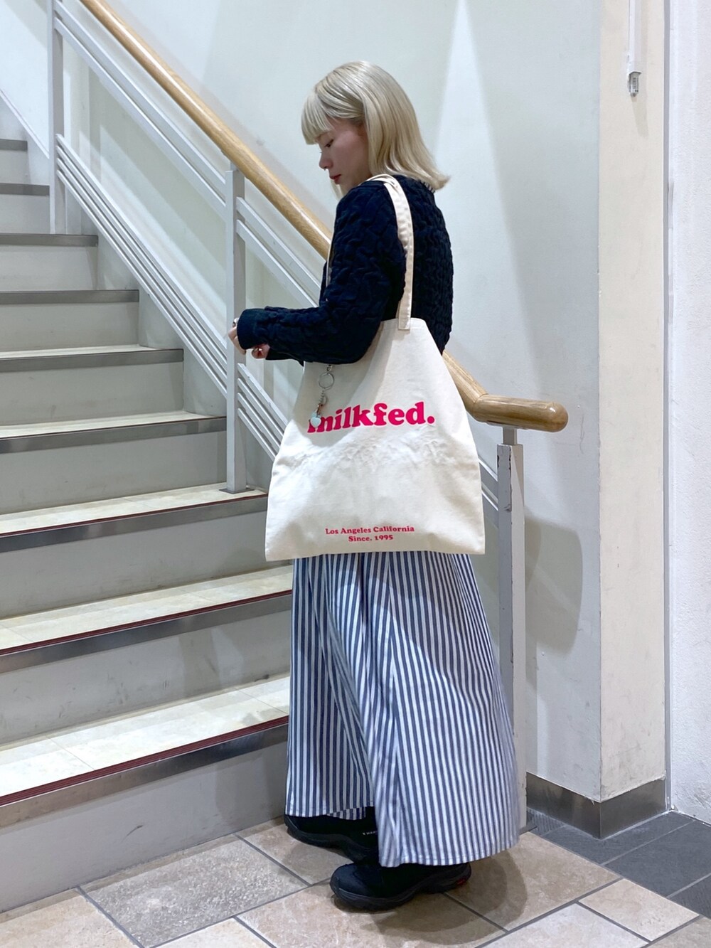 「オトナカジュアル、春服コーデ、オトナ女子、ファッションを楽しもう、スニーカーコーデ、春服、春ファッション、ワンピース、MILKFED.」｜「MILKFED.のJACQUARD KNIT CARDIGAN（カーディガン/ボレロ、ブラック系）」を使った、ちさん（レディース・152cm）の冬コーディネートの4枚目の写真
