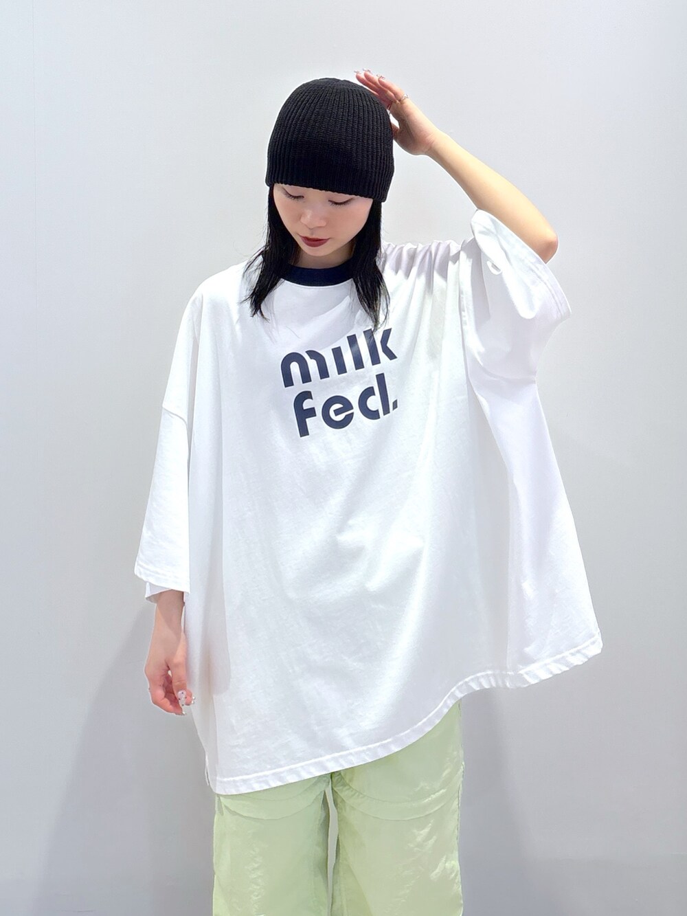 ホワイト系のTシャツ/カットソー、グリーン系のその他パンツ、レッド系のショルダーバッグを着用したレディースの春コーディネートの5枚目の写真