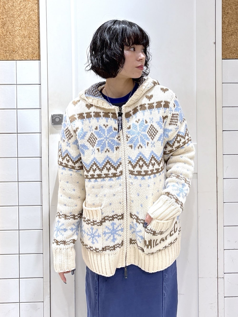 ホワイト系のその他アウター、グレー系のTシャツ/カットソー、ブルー系のスカートを着用したレディースの秋コーディネートの5枚目の写真