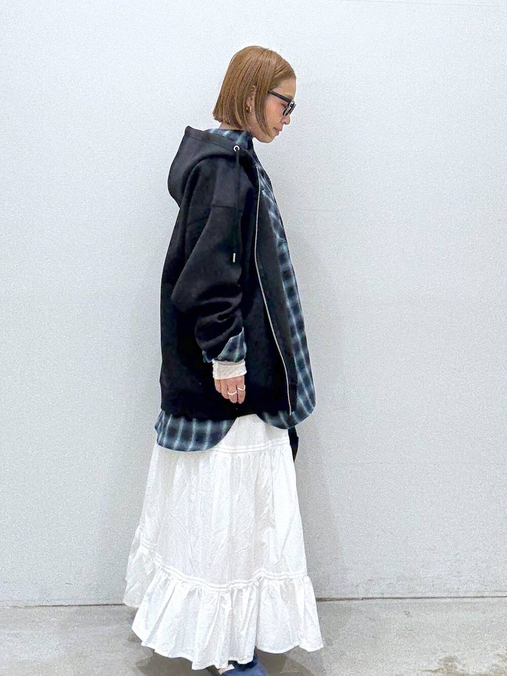 ブラック系のパーカー、ホワイト系のTシャツ/カットソー、ブラック系のトートバッグを着用したレディースの冬コーディネートの5枚目の写真