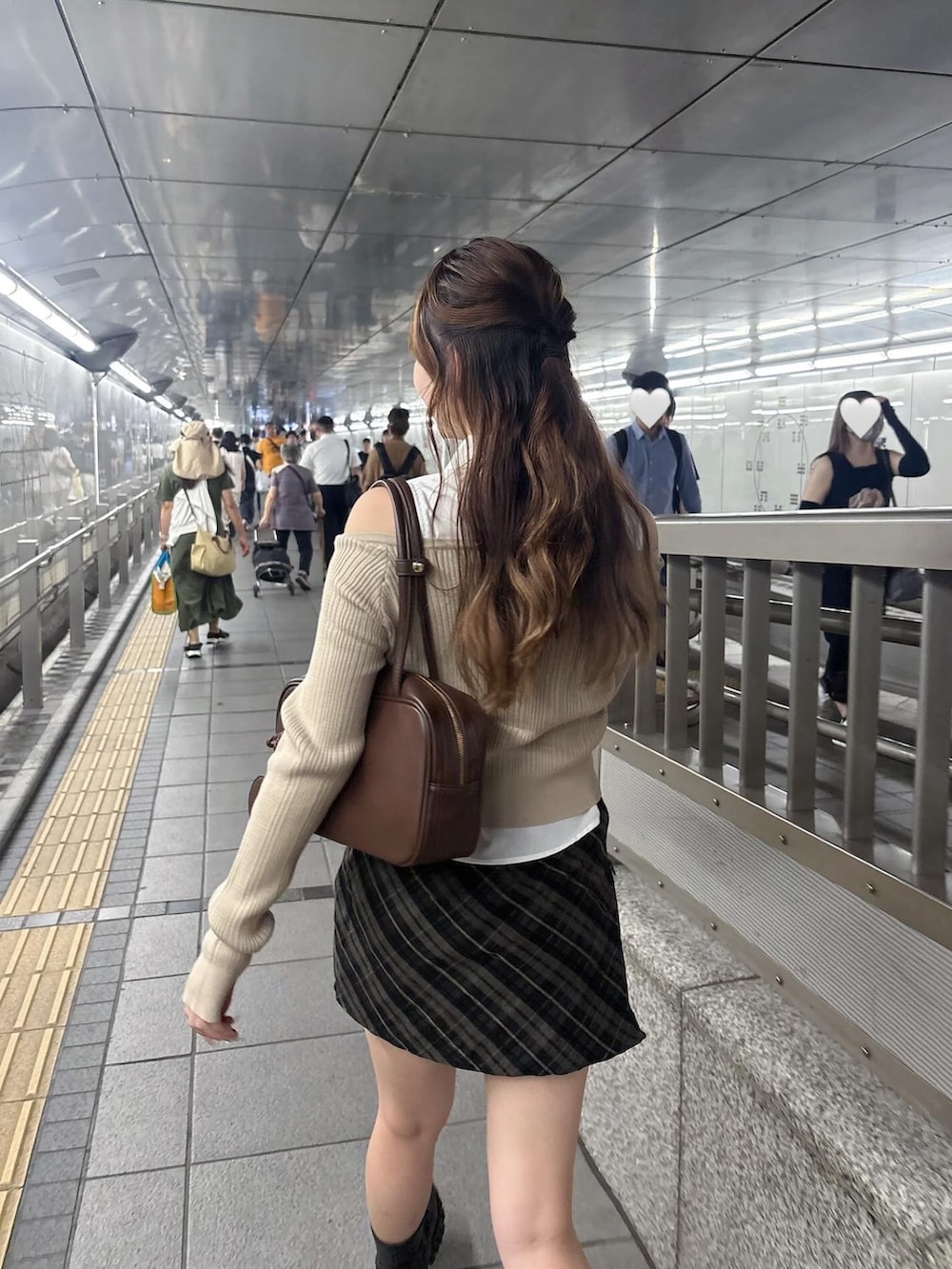 「Chico、chicoコーデ、ootd、骨格ストレート、スクールコーデ、チェック、チェックスカート、秋コーデ、ブラウンコーデ」｜「Chicoのシャツレイヤード2way カーディガン（カーディガン/ボレロ、ベージュ系）」を使った、reiraさん（レディース・160cm）の夏コーディネートの4枚目の写真