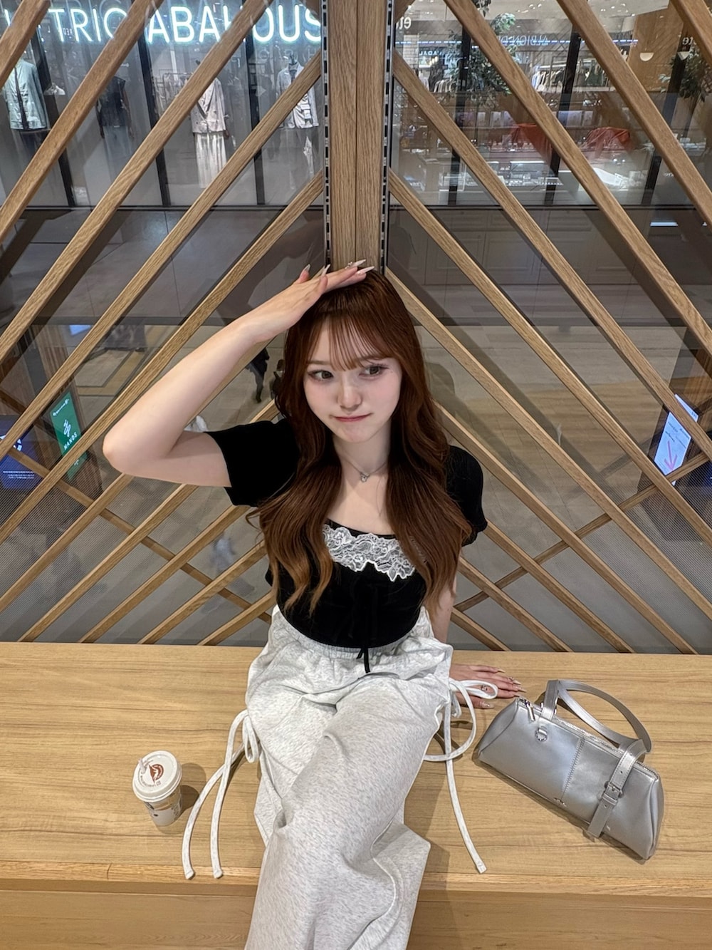 「Chico、chicoコーデ、ootd、骨格ストレート、スウェット、スウェットコーデ、夏コーデ、ワントーンコーデ」｜「Chicoの【新色追加】ショートカーディガン+レースキャミセット（カーディガン/ボレロ、ブラック系）」を使った、reiraさん（レディース・160cm）の春コーディネートの4枚目の写真