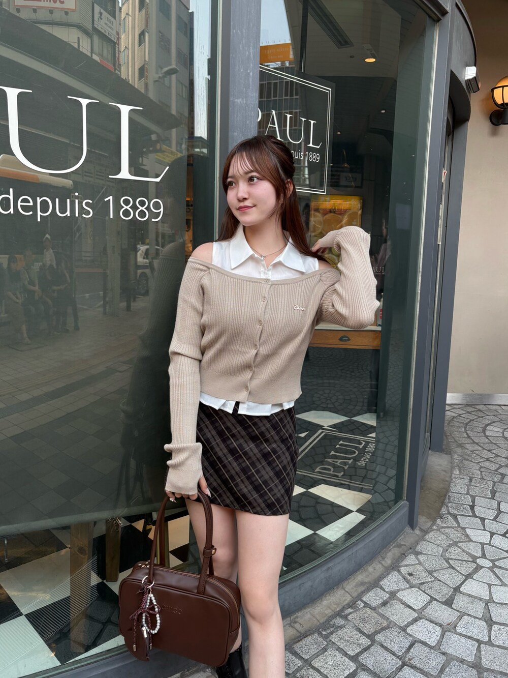「Chico、chicoコーデ、ootd、骨格ストレート、スクールコーデ、チェック、チェックスカート、秋コーデ、ブラウンコーデ」｜「Chicoのシャツレイヤード2way カーディガン（カーディガン/ボレロ、ベージュ系）」を使った、reiraさん（レディース・160cm）の夏コーディネートの2枚目の写真