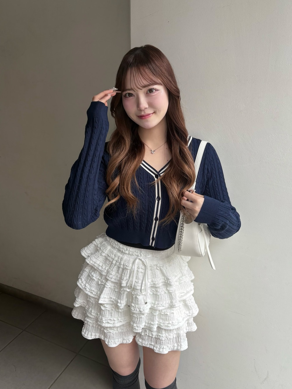 「春コーデ、春カラー、春服、レーススカート、ティアードスカート、春ニット、カーディガン、トレンドコーデ、甘めコーデ、甘めカジュアル、Chico、chicoコーデ、骨格ストレート、ootd」｜「Chicoのワンポイントラインカーディガン（カーディガン/ボレロ、ブルー系）」を使った、reiraさん（レディース・160cm）の春コーディネートの4枚目の写真