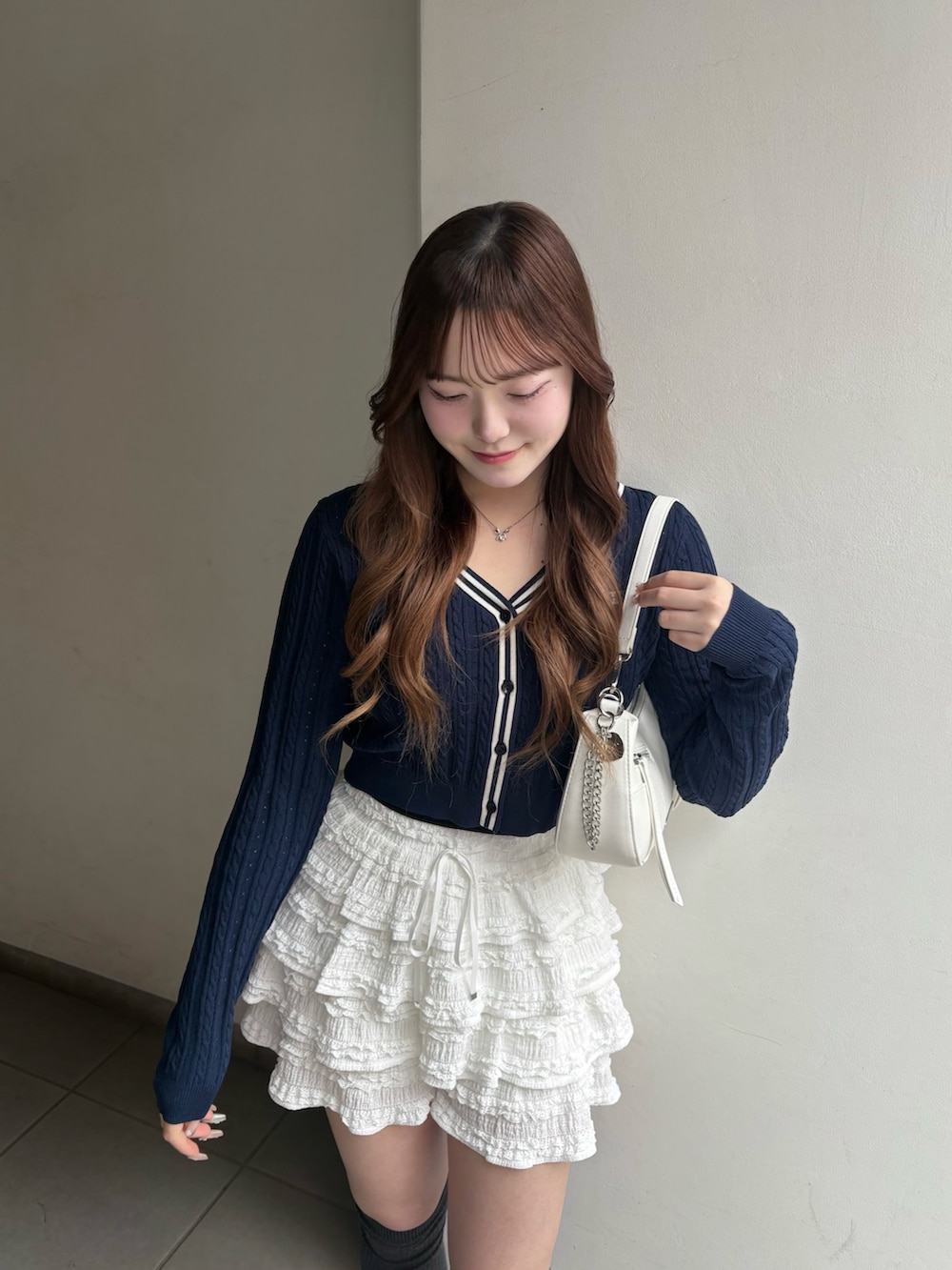 「春コーデ、春カラー、春服、レーススカート、ティアードスカート、春ニット、カーディガン、トレンドコーデ、甘めコーデ、甘めカジュアル、Chico、chicoコーデ、骨格ストレート、ootd」｜「Chicoのワンポイントラインカーディガン（カーディガン/ボレロ、ブルー系）」を使った、reiraさん（レディース・160cm）の春コーディネートの5枚目の写真