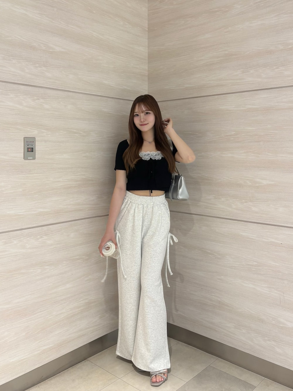 「Chico、chicoコーデ、ootd、骨格ストレート、スウェット、スウェットコーデ、夏コーデ、ワントーンコーデ」｜「Chicoの【新色追加】ショートカーディガン+レースキャミセット（カーディガン/ボレロ、ブラック系）」を使った、reiraさん（レディース・160cm）の春コーディネートの3枚目の写真