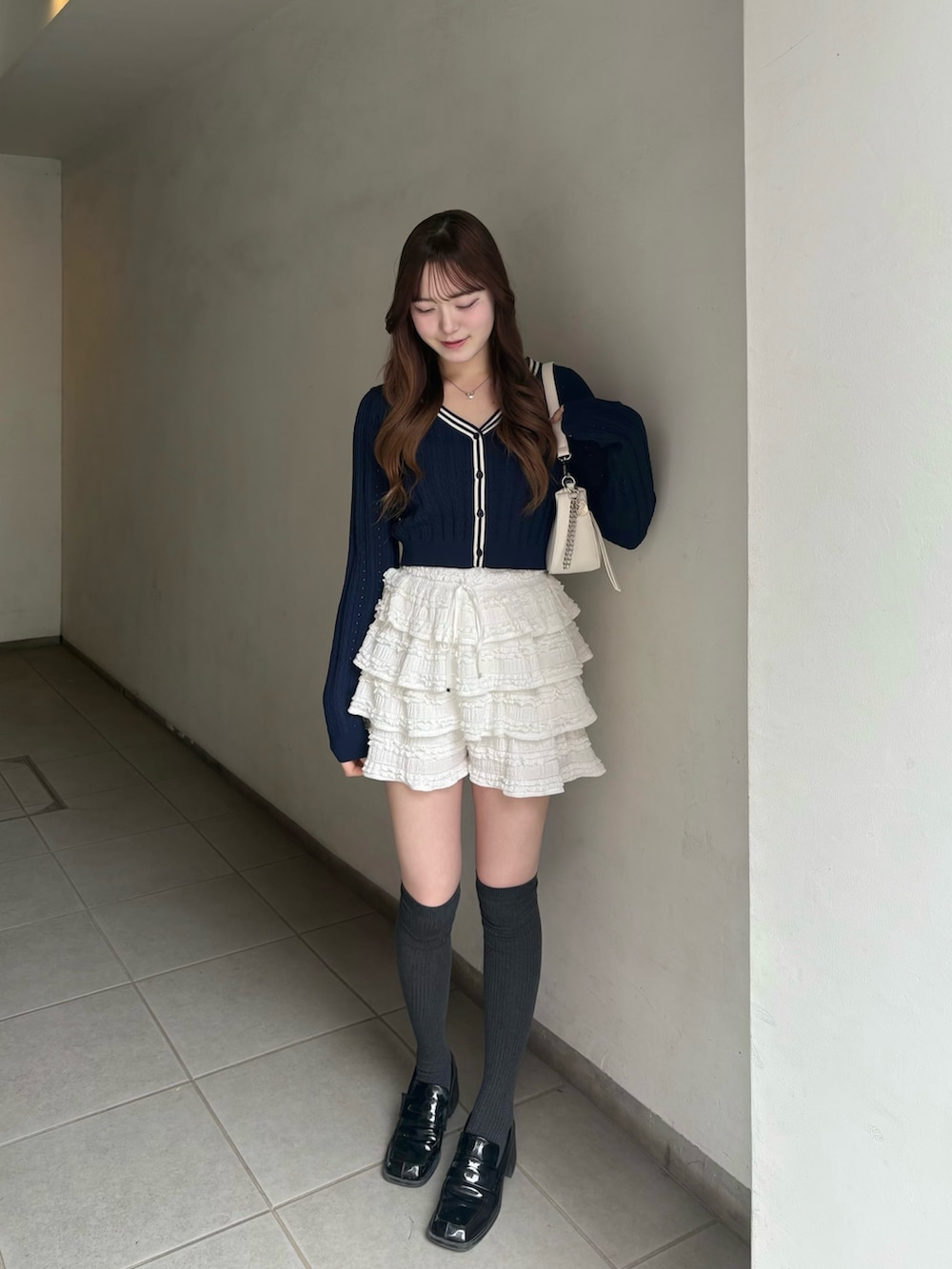 「春コーデ、春カラー、春服、レーススカート、ティアードスカート、春ニット、カーディガン、トレンドコーデ、甘めコーデ、甘めカジュアル、Chico、chicoコーデ、骨格ストレート、ootd」｜「Chicoのワンポイントラインカーディガン（カーディガン/ボレロ、ブルー系）」を使った、reiraさん（レディース・160cm）の春コーディネートの2枚目の写真