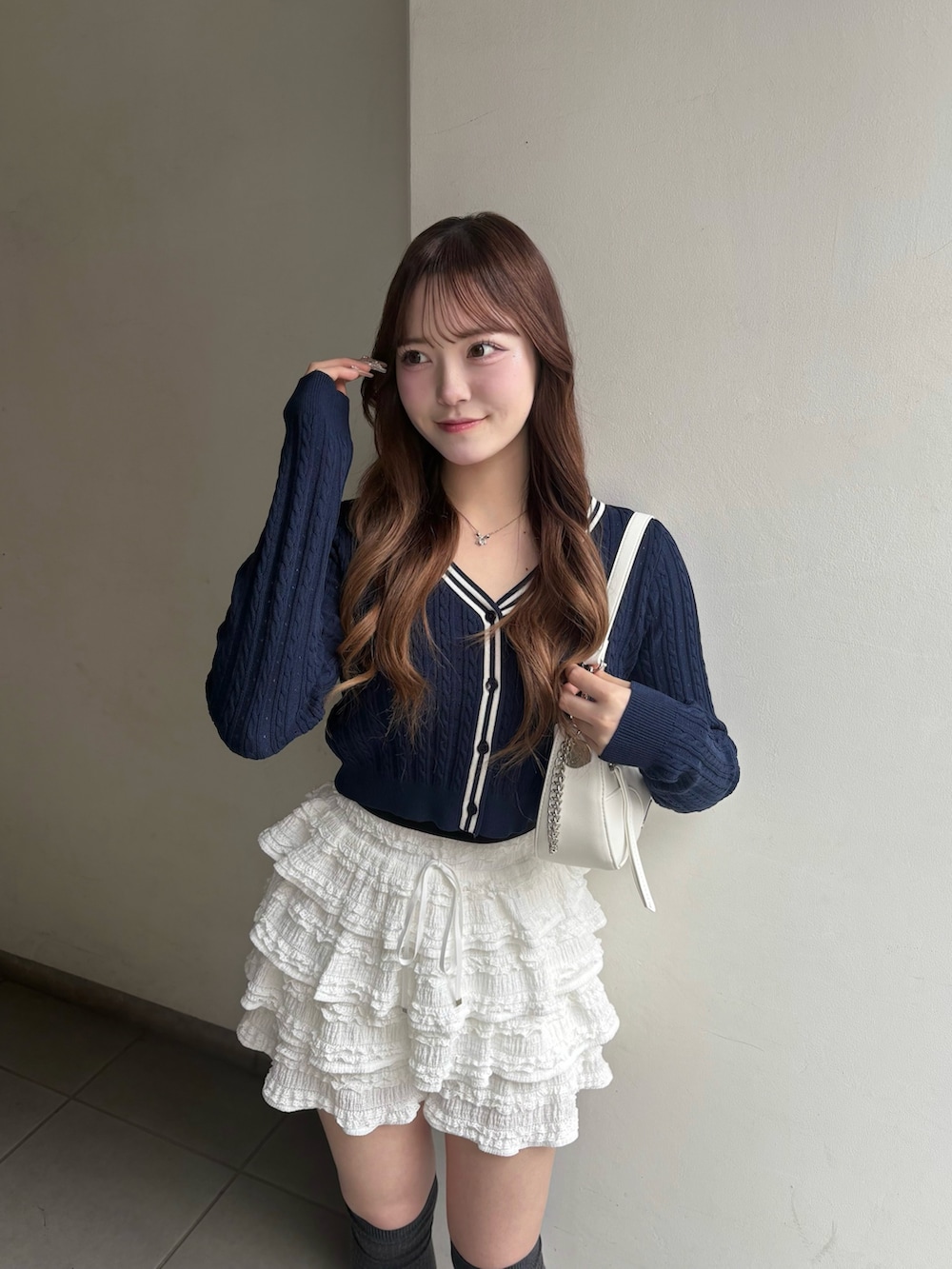 「春コーデ、春カラー、春服、レーススカート、ティアードスカート、春ニット、カーディガン、トレンドコーデ、甘めコーデ、甘めカジュアル、Chico、chicoコーデ、骨格ストレート、ootd」｜「Chicoのワンポイントラインカーディガン（カーディガン/ボレロ、ブルー系）」を使った、reiraさん（レディース・160cm）の春コーディネートの3枚目の写真