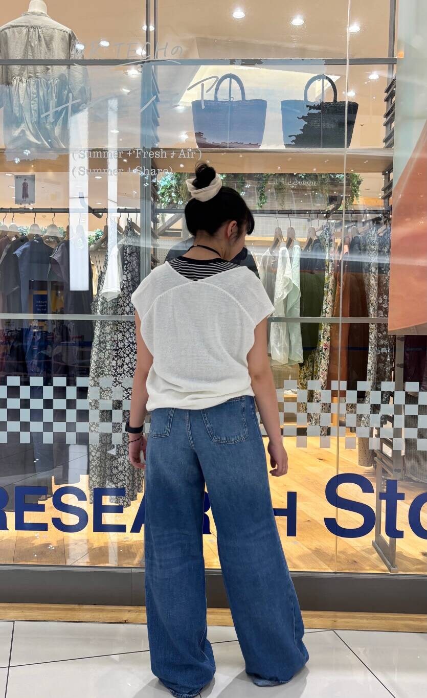 「ノースリーブ、リネン、夏コーデ、大学生、通学コーデ、大学生コーデ」｜「URBAN RESEARCHのリネンコットンVネックニットベスト（ベスト、ホワイト系）」を使った、kotone040817さん（レディース・165cm）の夏コーディネートの3枚目の写真