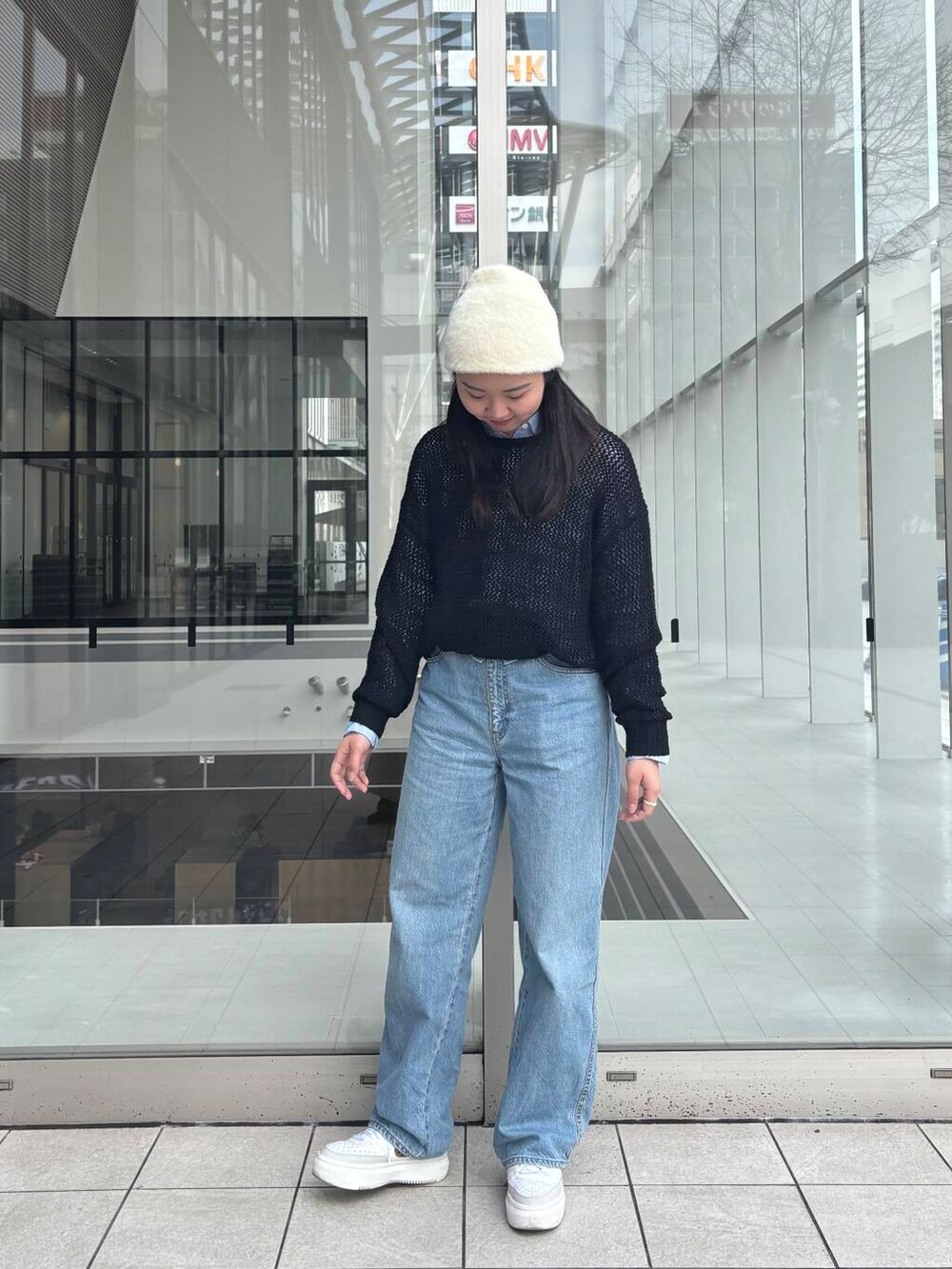 「トップス、ニット、春コーデ、春、パンツスタイル、デニムコーデ、春ニット、大学生、通学コーデ、高身長、大学生コーデ、高身長おすすめコーデ、過ごしやすい」｜「URBAN RESEARCHのリネンワイドショートシャツ（シャツ/ブラウス、ブルー系）」を使った、kotone040817さん（レディース・165cm）の春コーディネートの3枚目の写真