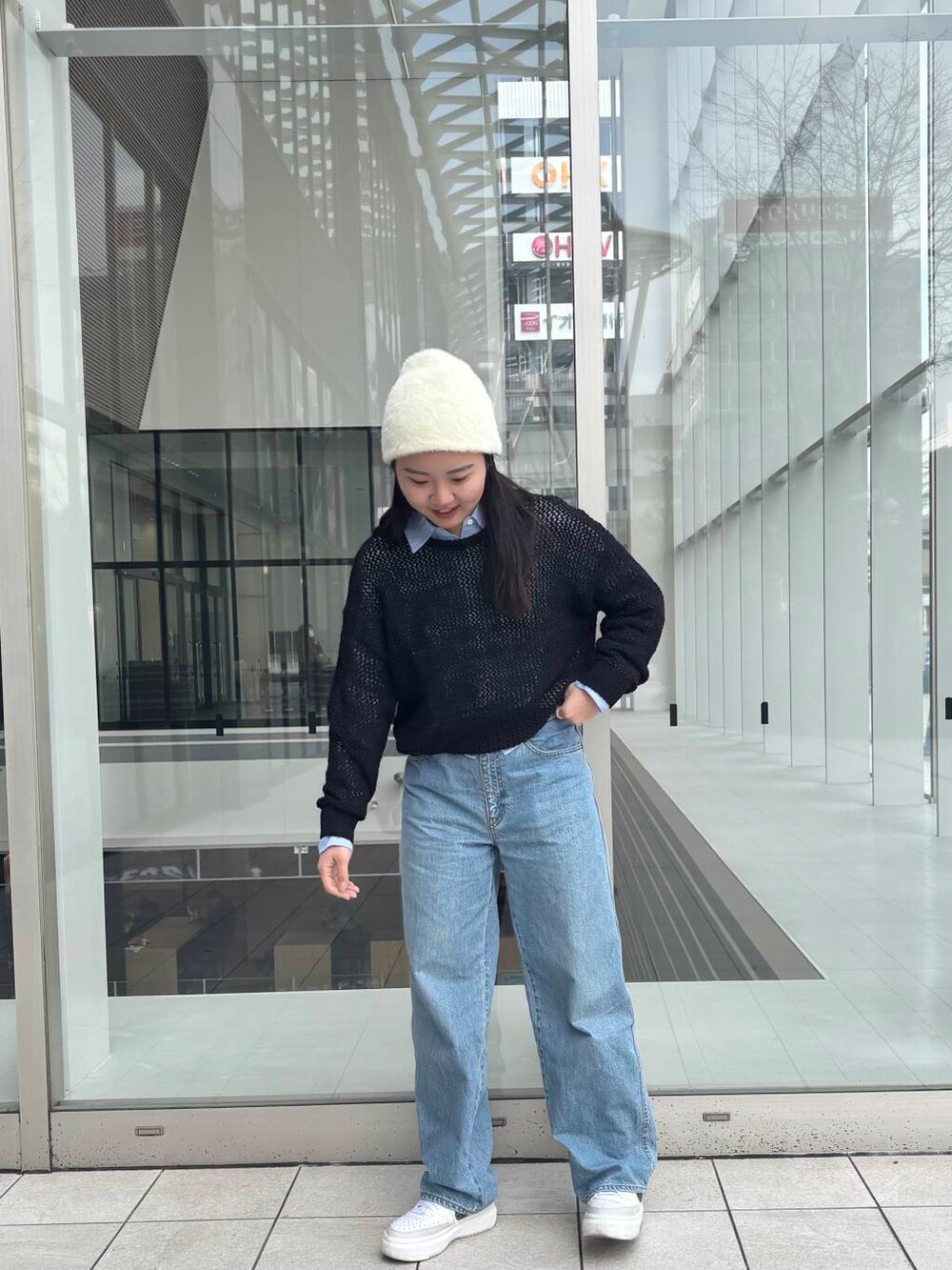 「トップス、ニット、春コーデ、春、パンツスタイル、デニムコーデ、春ニット、大学生、通学コーデ、高身長、大学生コーデ、高身長おすすめコーデ、過ごしやすい」｜「URBAN RESEARCHのリネンワイドショートシャツ（シャツ/ブラウス、ブルー系）」を使った、kotone040817さん（レディース・165cm）の春コーディネートの2枚目の写真