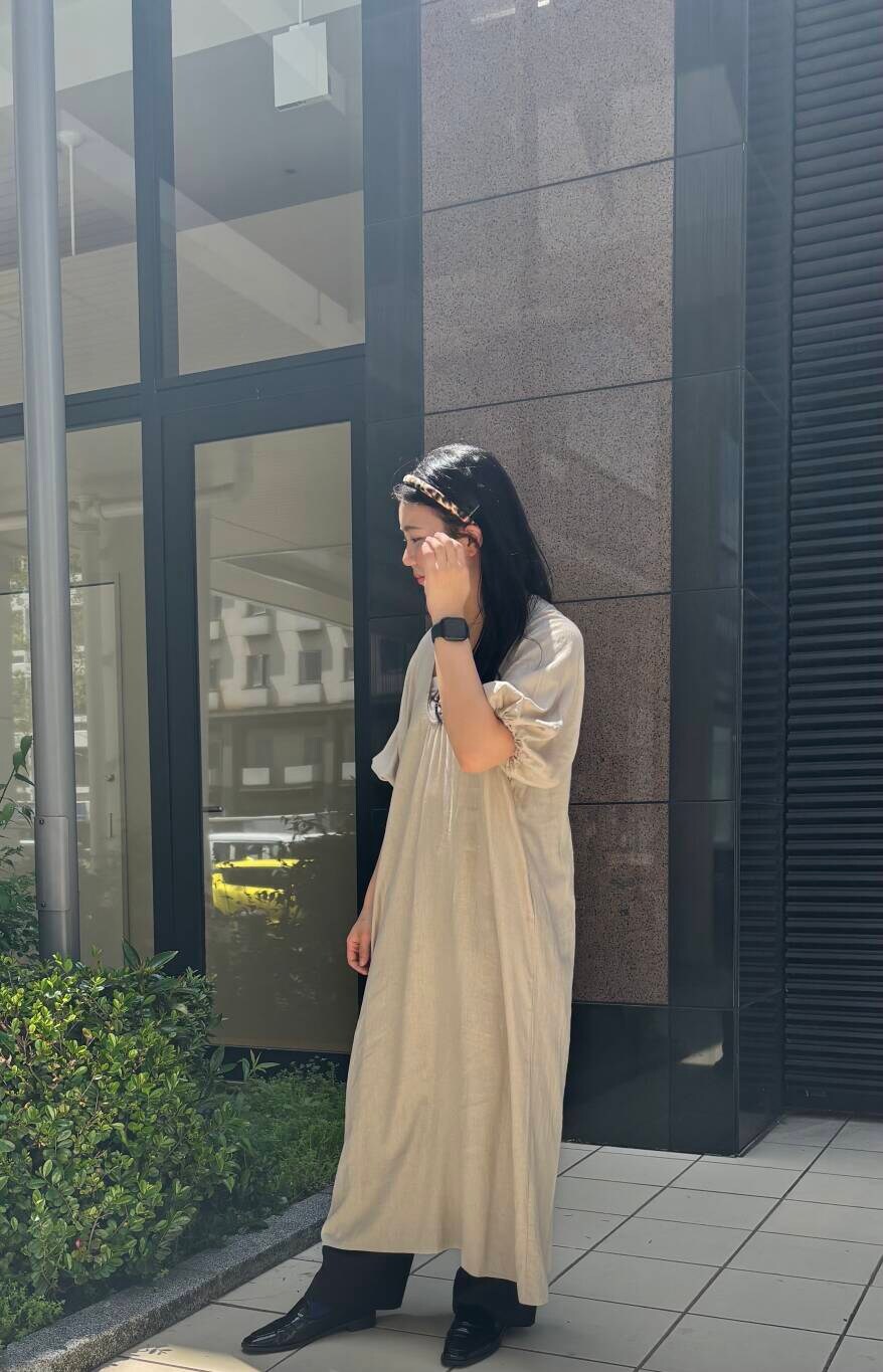 「ワンピース、リネン、newarrival、大学生、通学コーデ、淡色コーデ、レイヤードコーデ、大学生コーデ、夏ワンピース、過ごしやすい、やや暑い」｜「URBAN RESEARCHのリネンレーヨンUネックワンピース（ワンピース、ベージュ系）」を使った、kotone040817さん（レディース・165cm）の春コーディネートの2枚目の写真