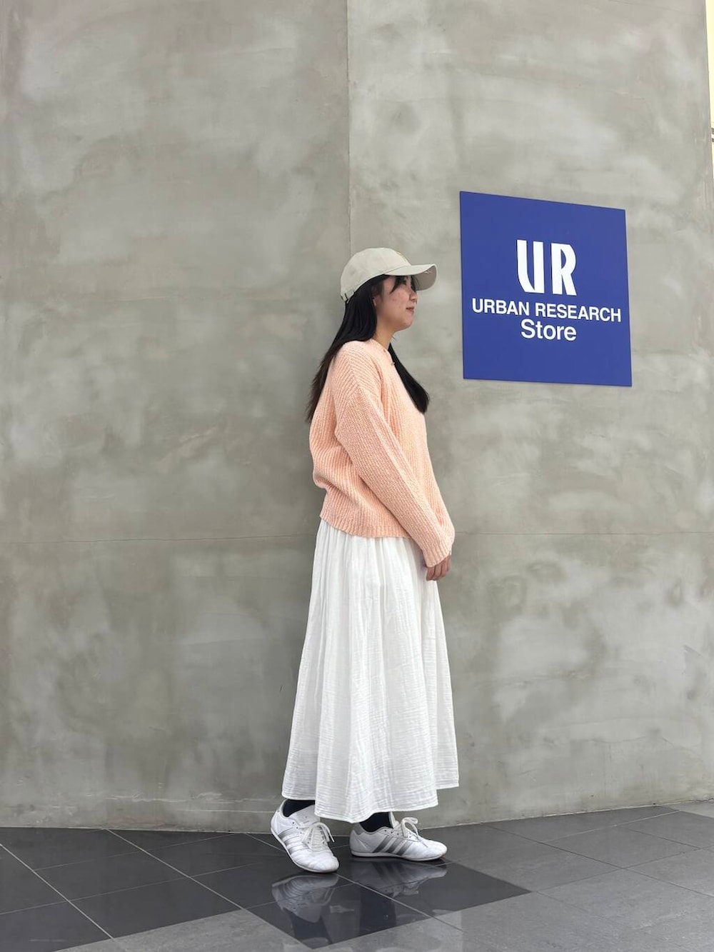 「ピンク、キャップ、春色、大学生、スカートコーデ、通学コーデ、高身長、学生コーデ、春色ニット、春カラーコーデ、高身長おすすめコーデ、過ごしやすい」｜「URBAN RESEARCH DOORSのダブルガーゼボリュームスカート（スカート、ホワイト系）」を使った、kotone040817さん（レディース・165cm）の春コーディネートの2枚目の写真