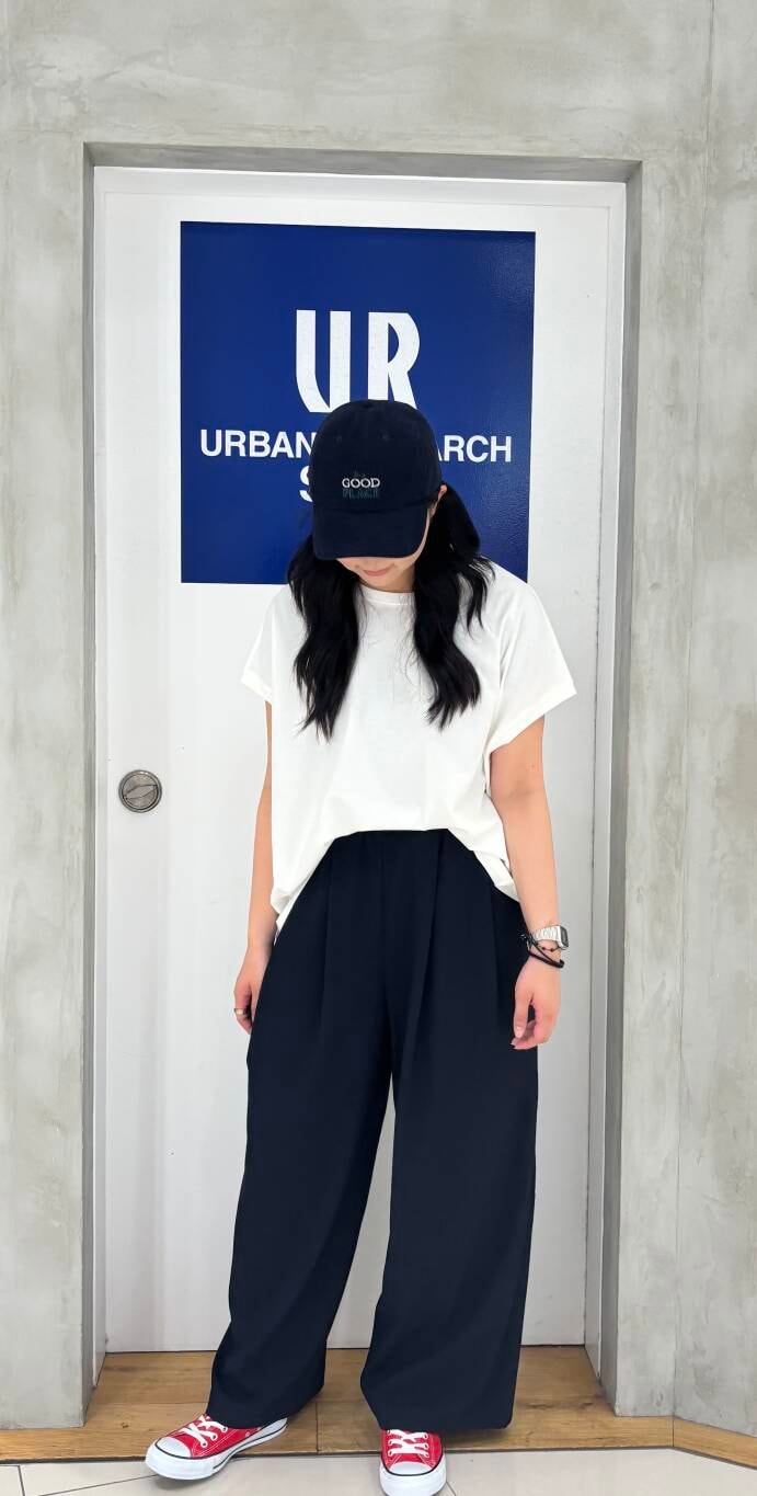 「シンプル、ワイドパンツ、シンプルコーデ、白T、休日スタイル、大学生、通学コーデ、大学生コーデ、きれいめtシャツ、fork＆spoon、私のイチ推しブランド、初夏パンツ」｜「FORK&SPOONのFORK&SPOON　ツータックワイドイージーパンツ（その他パンツ、ブルー系）」を使った、kotone040817さん（レディース・165cm）の春コーディネートの2枚目の写真