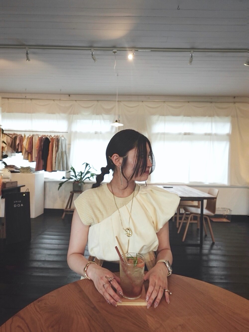 ブラウン系のパンツ、ベージュ系のチューブトップ、ホワイト系のニット/セーターを着用したレディースの夏コーディネートの4枚目の写真